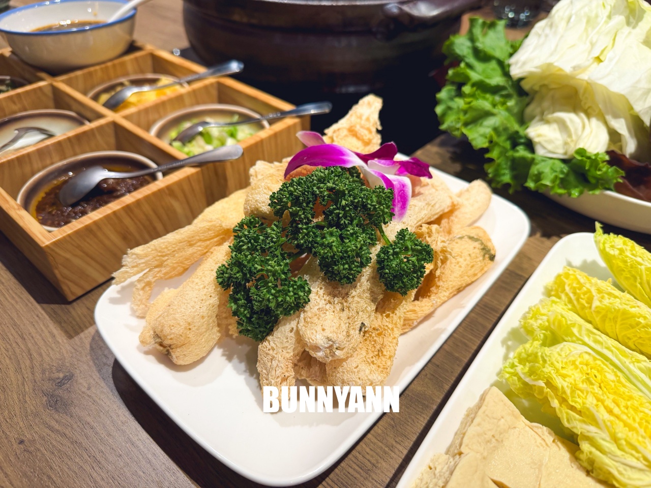 台北信義區美食「君曜雞湯」，被譽為雞湯界的LV！濃郁金黃湯頭超銷魂，包廂聚餐推薦