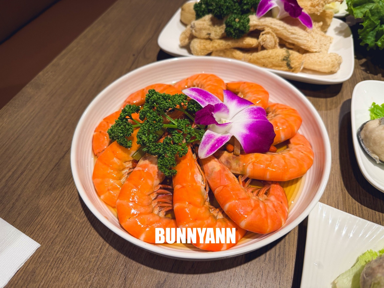 台北信義區美食「君曜雞湯」，被譽為雞湯界的LV！濃郁金黃湯頭超銷魂，包廂聚餐推薦