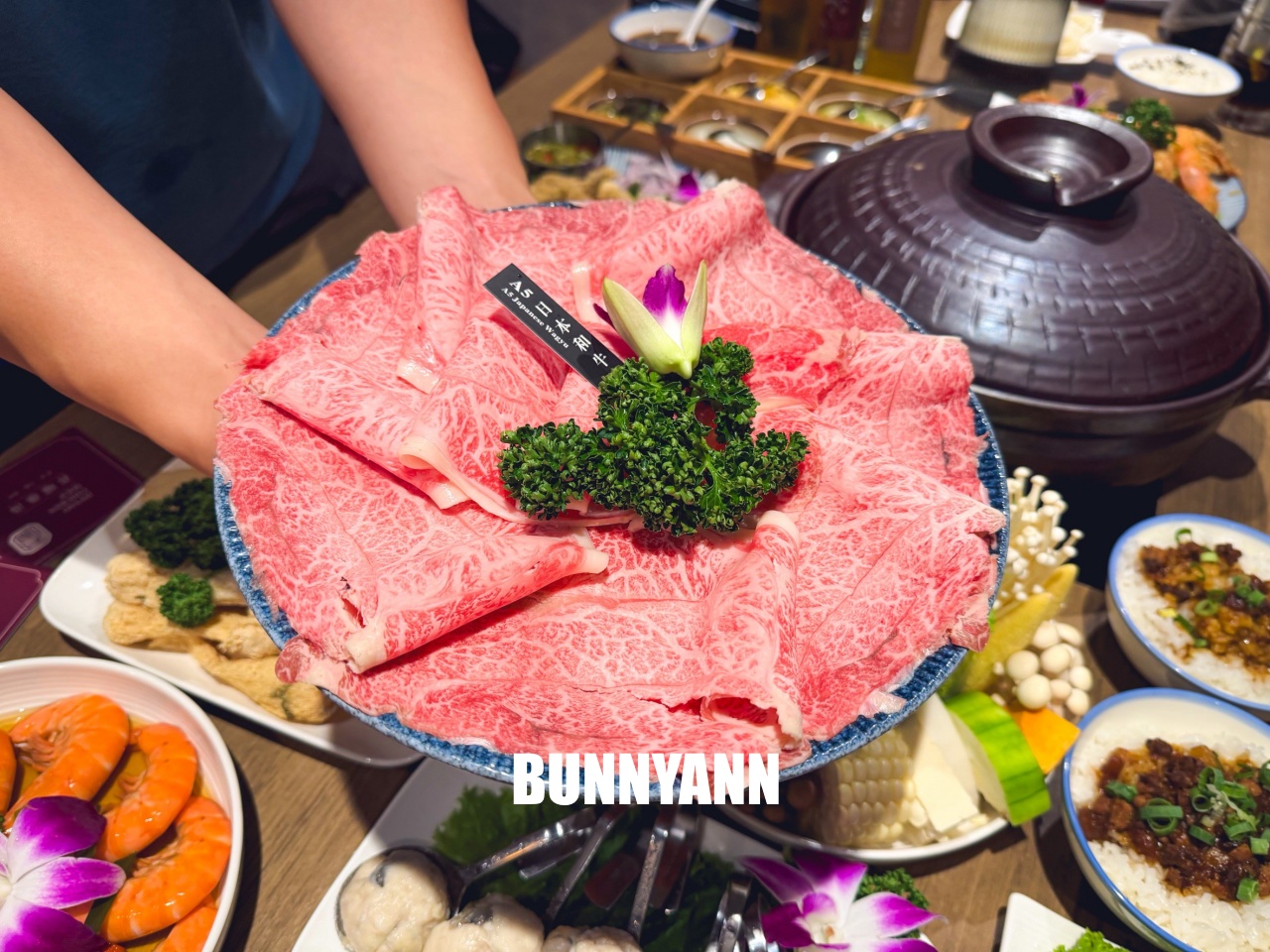 台北信義區美食「君曜雞湯」，被譽為雞湯界的LV！濃郁金黃湯頭超銷魂，包廂聚餐推薦