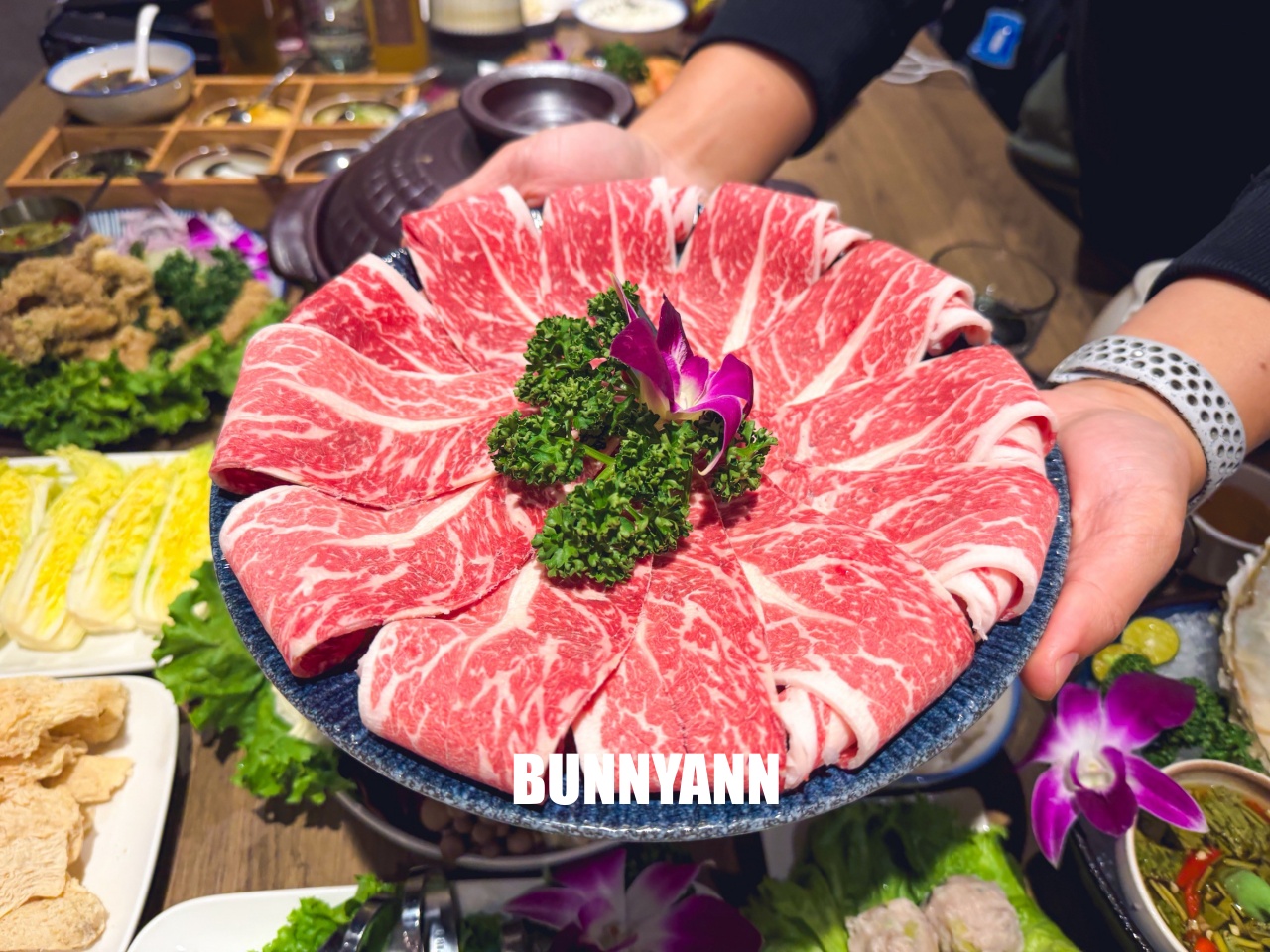 台北信義區美食「君曜雞湯」，被譽為雞湯界的LV！濃郁金黃湯頭超銷魂，包廂聚餐推薦