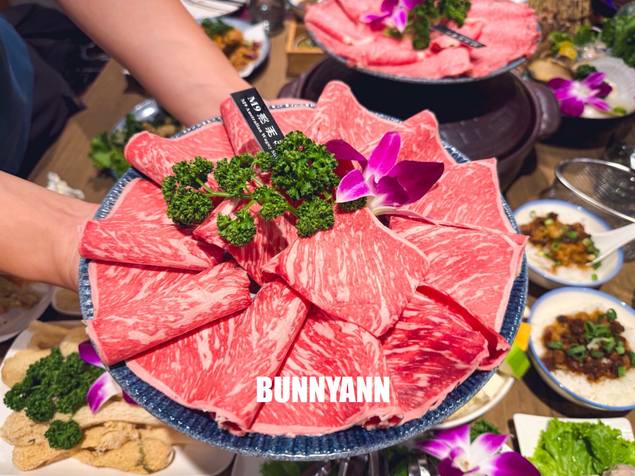 台北信義區美食「君曜雞湯」，被譽為雞湯界的LV！濃郁金黃湯頭超銷魂，包廂聚餐推薦