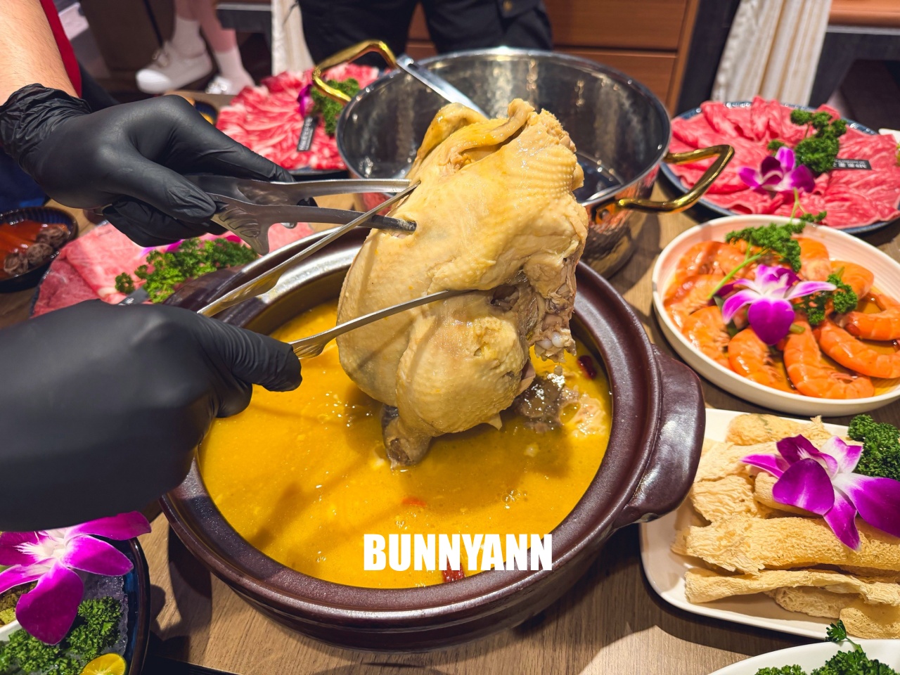 台北信義區美食「君曜雞湯」，被譽為雞湯界的LV！濃郁金黃湯頭超銷魂，包廂聚餐推薦