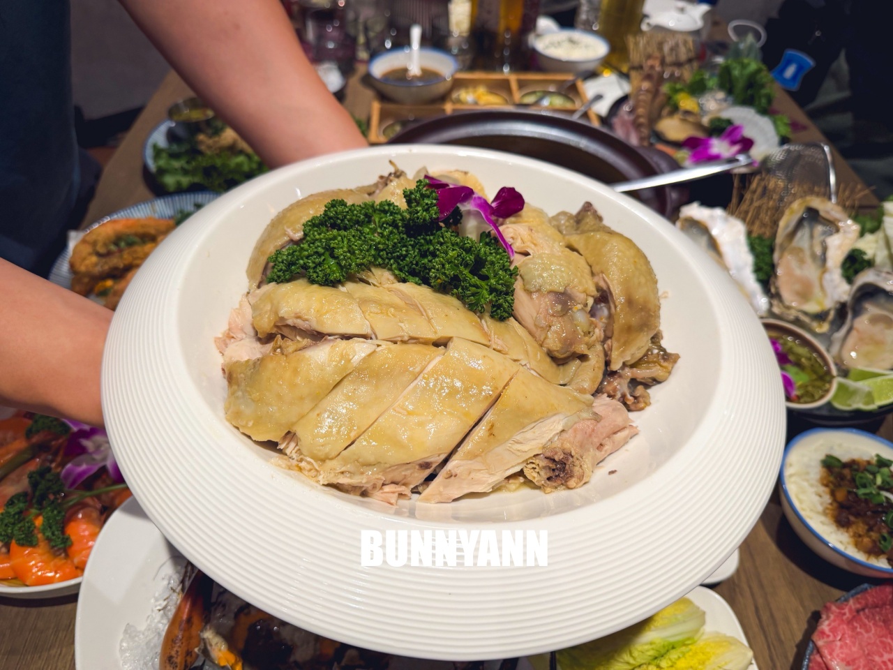 台北信義區美食「君曜雞湯」，被譽為雞湯界的LV！濃郁金黃湯頭超銷魂，包廂聚餐推薦