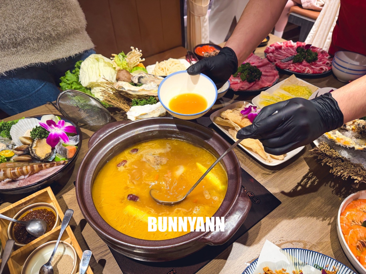 台北信義區美食「君曜雞湯」，被譽為雞湯界的LV！濃郁金黃湯頭超銷魂，包廂聚餐推薦