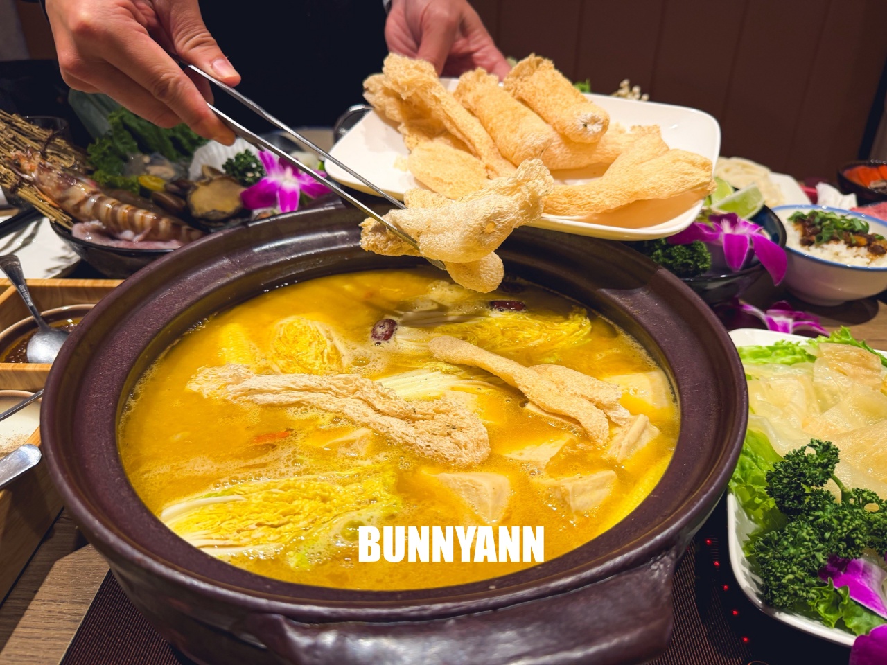 台北信義區美食「君曜雞湯」，被譽為雞湯界的LV！濃郁金黃湯頭超銷魂，包廂聚餐推薦