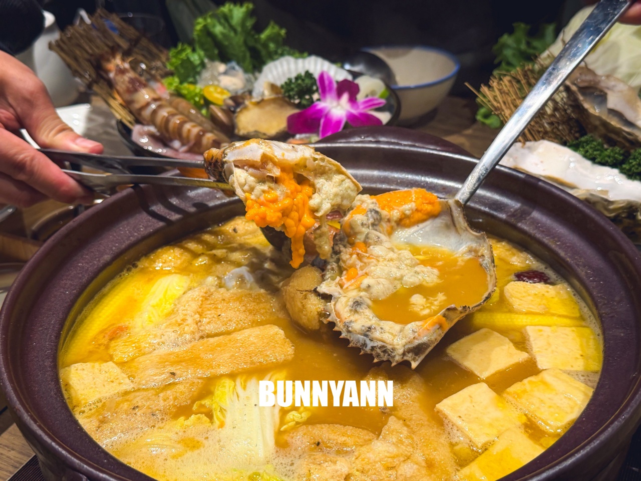 台北信義區美食「君曜雞湯」，被譽為雞湯界的LV！濃郁金黃湯頭超銷魂，包廂聚餐推薦