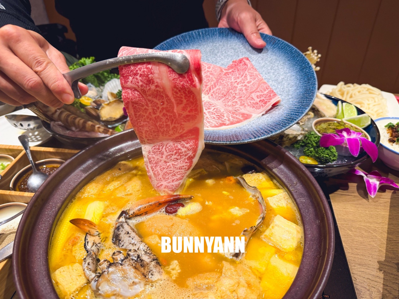 台北信義區美食「君曜雞湯」，被譽為雞湯界的LV！濃郁金黃湯頭超銷魂，包廂聚餐推薦