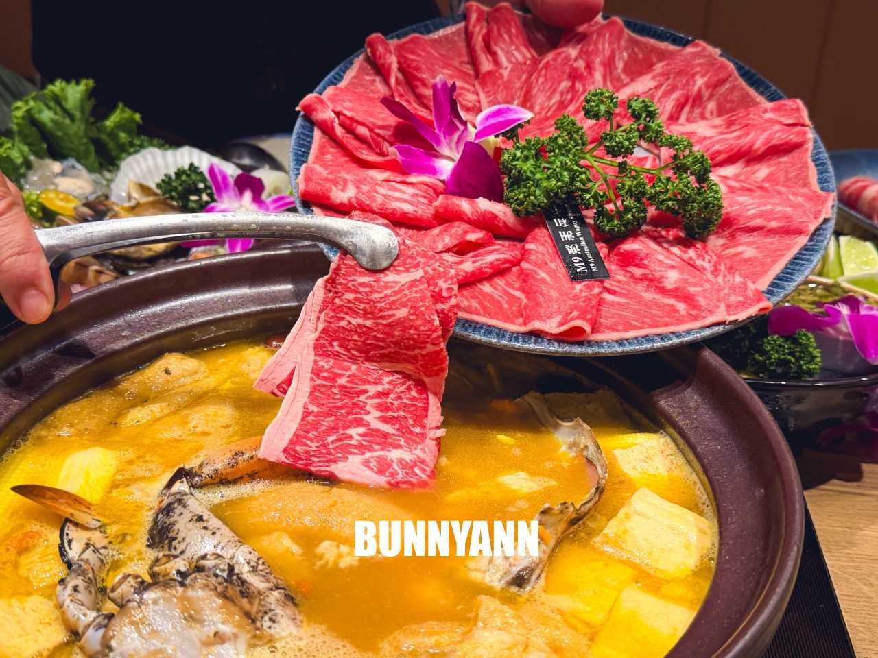 台北信義區美食「君曜雞湯」，被譽為雞湯界的LV！濃郁金黃湯頭超銷魂，包廂聚餐推薦