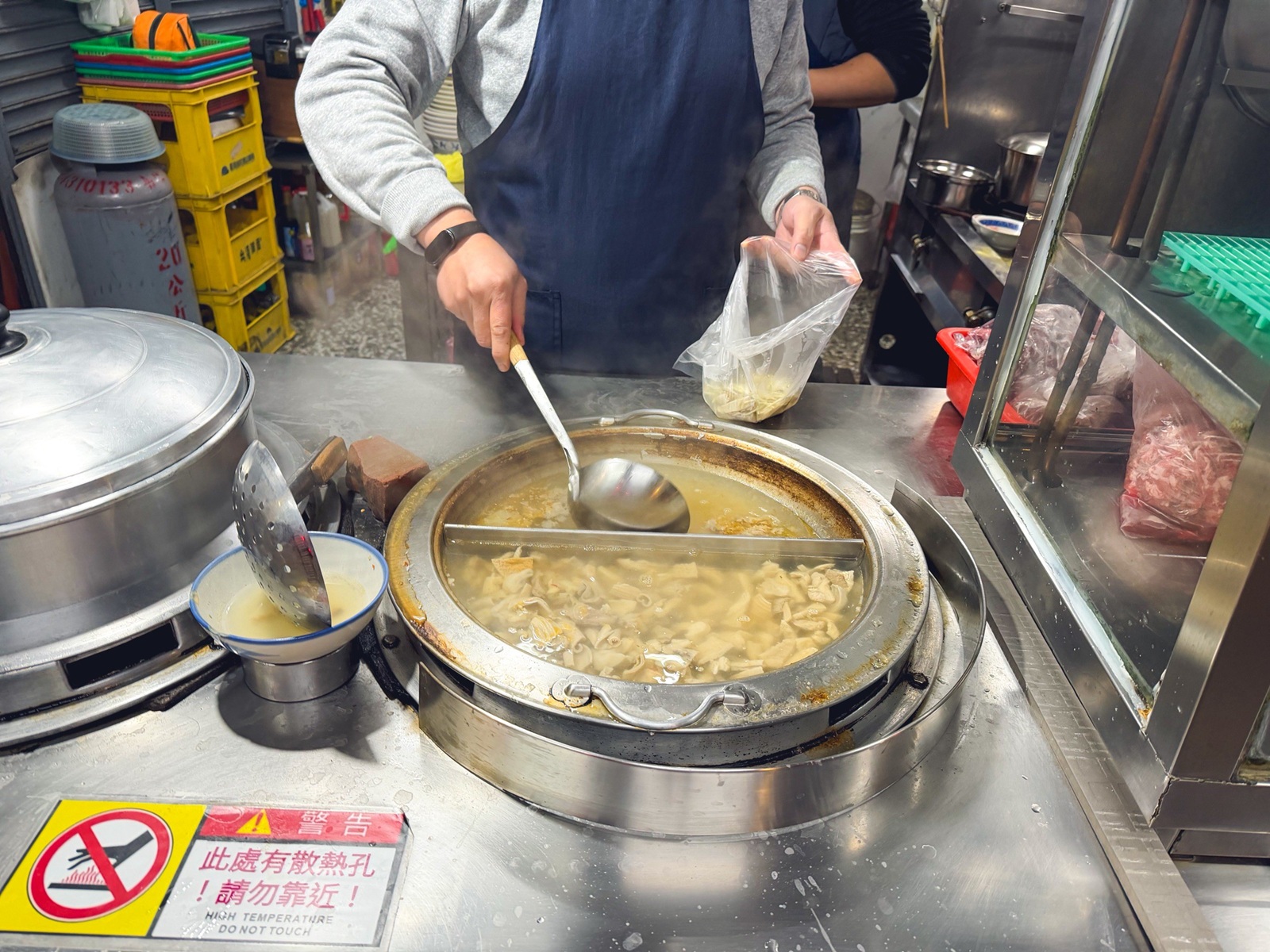 基隆美食【牛肉德沙茶炒牛肉】在地人激推的咖哩沙茶香，清燉牛雜湯料多實在超好喝！