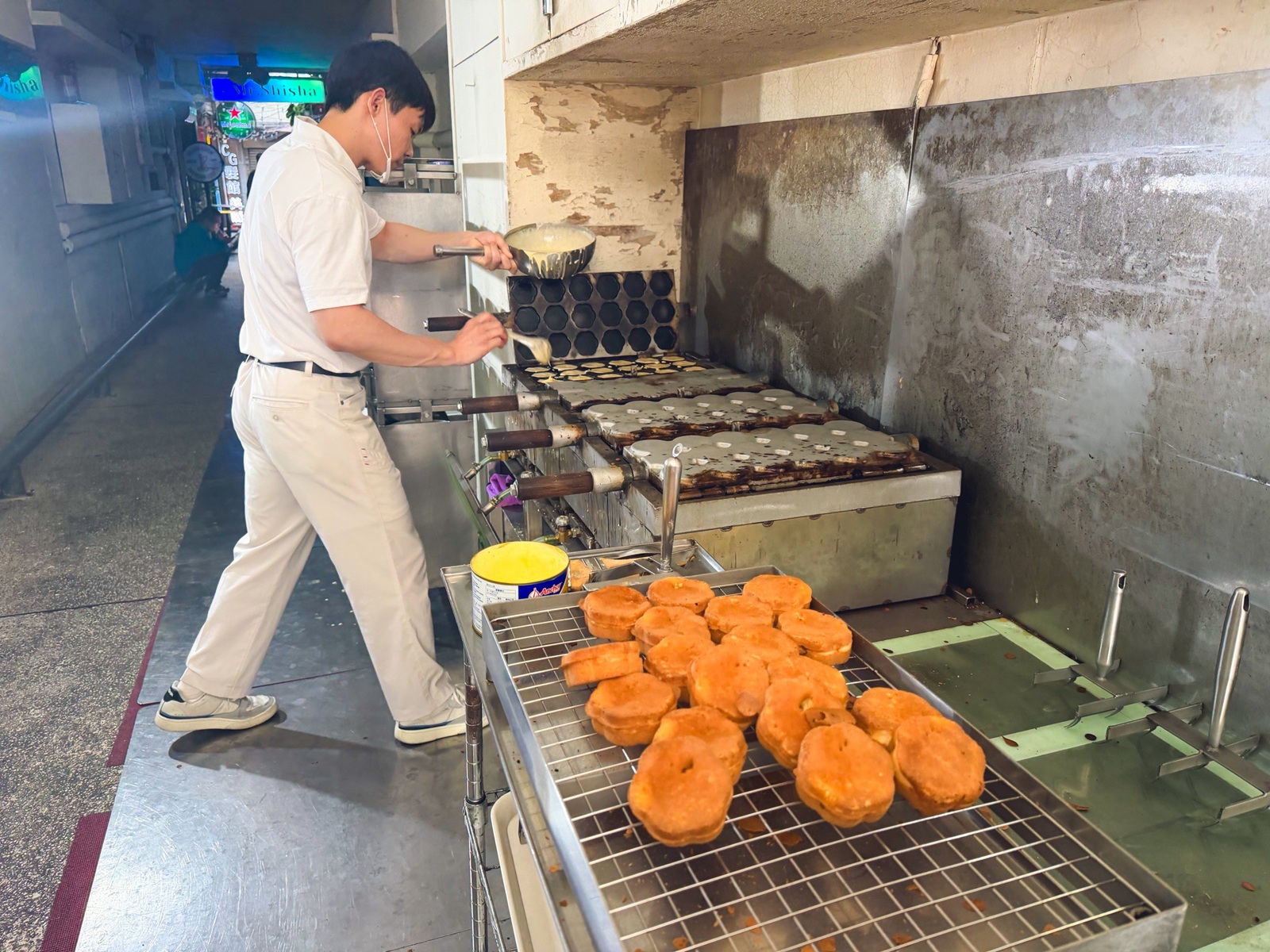 新竹車站梅花雞蛋糕，一個只要8元！外酥內軟超佛心，在地人排隊也要吃的銅板美食！