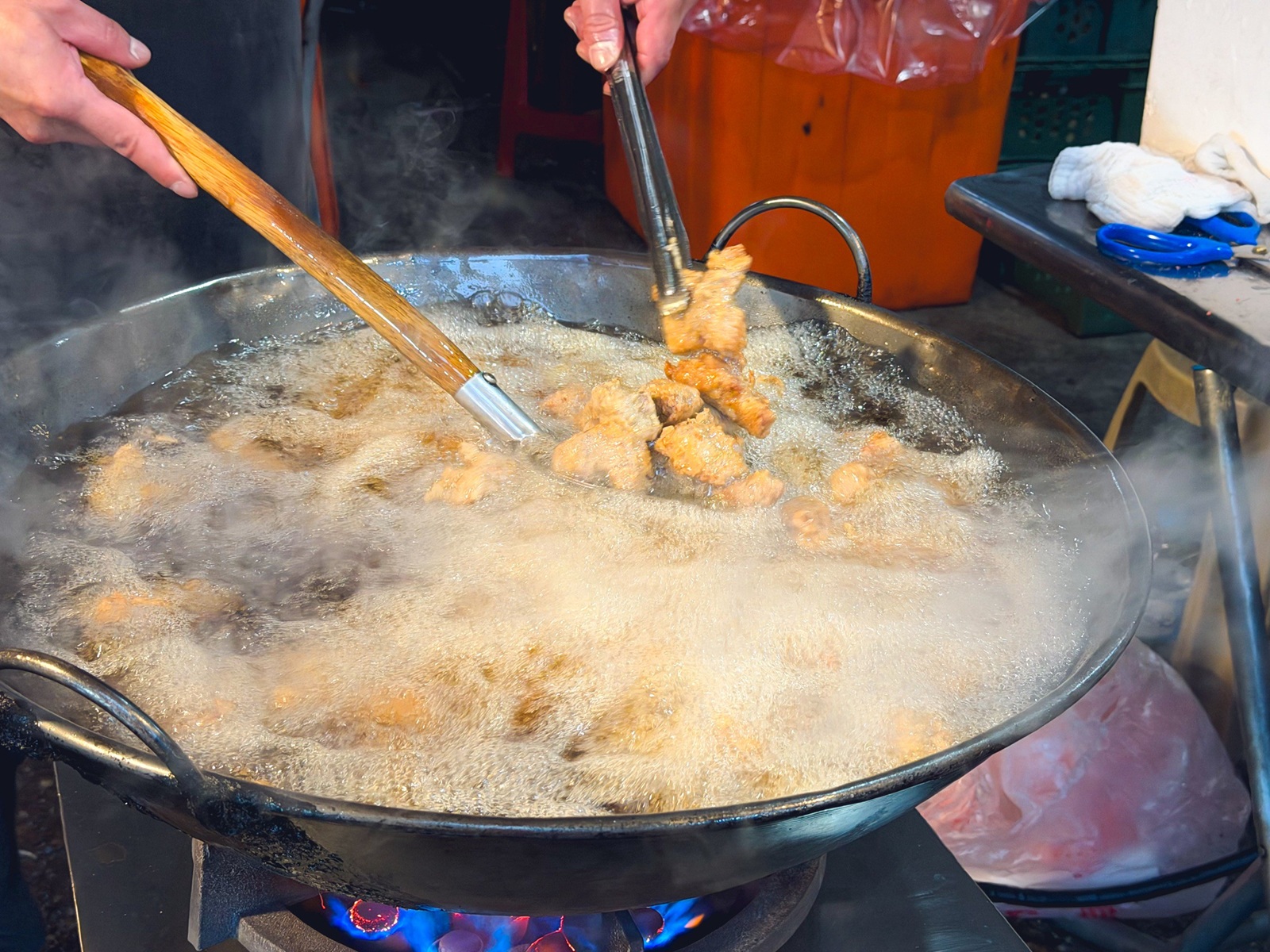 大台北美食【何家排骨酥專賣】超狂蒜味好酥脆！現炸古早味一咬噴汁，在地人推薦必買炸物。