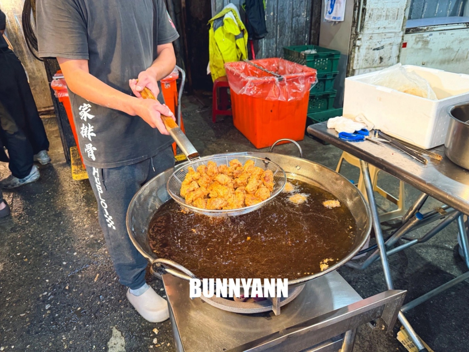 何家排骨酥專賣