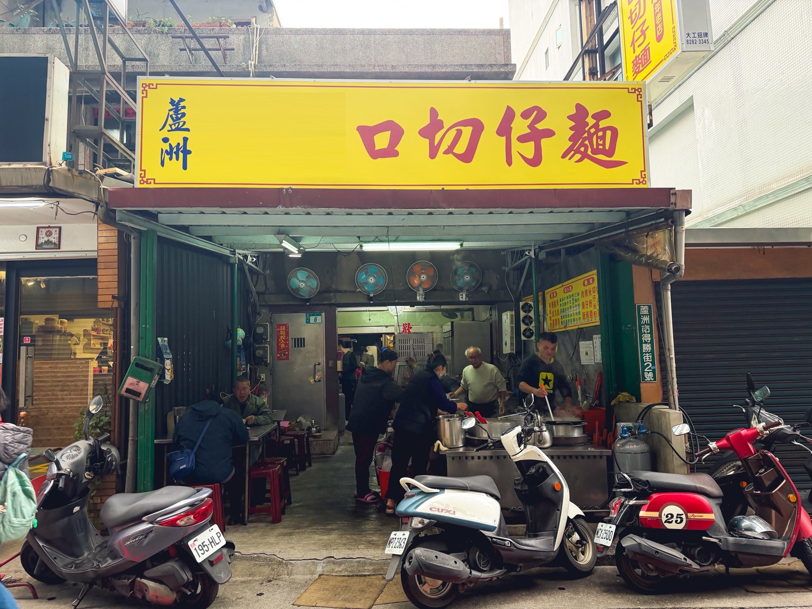 新北蘆洲【大廟口切仔麵】傳承四代近百年老店，濃郁大骨湯頭與滿滿黑白切，在地人從小吃到大的銅板美食！