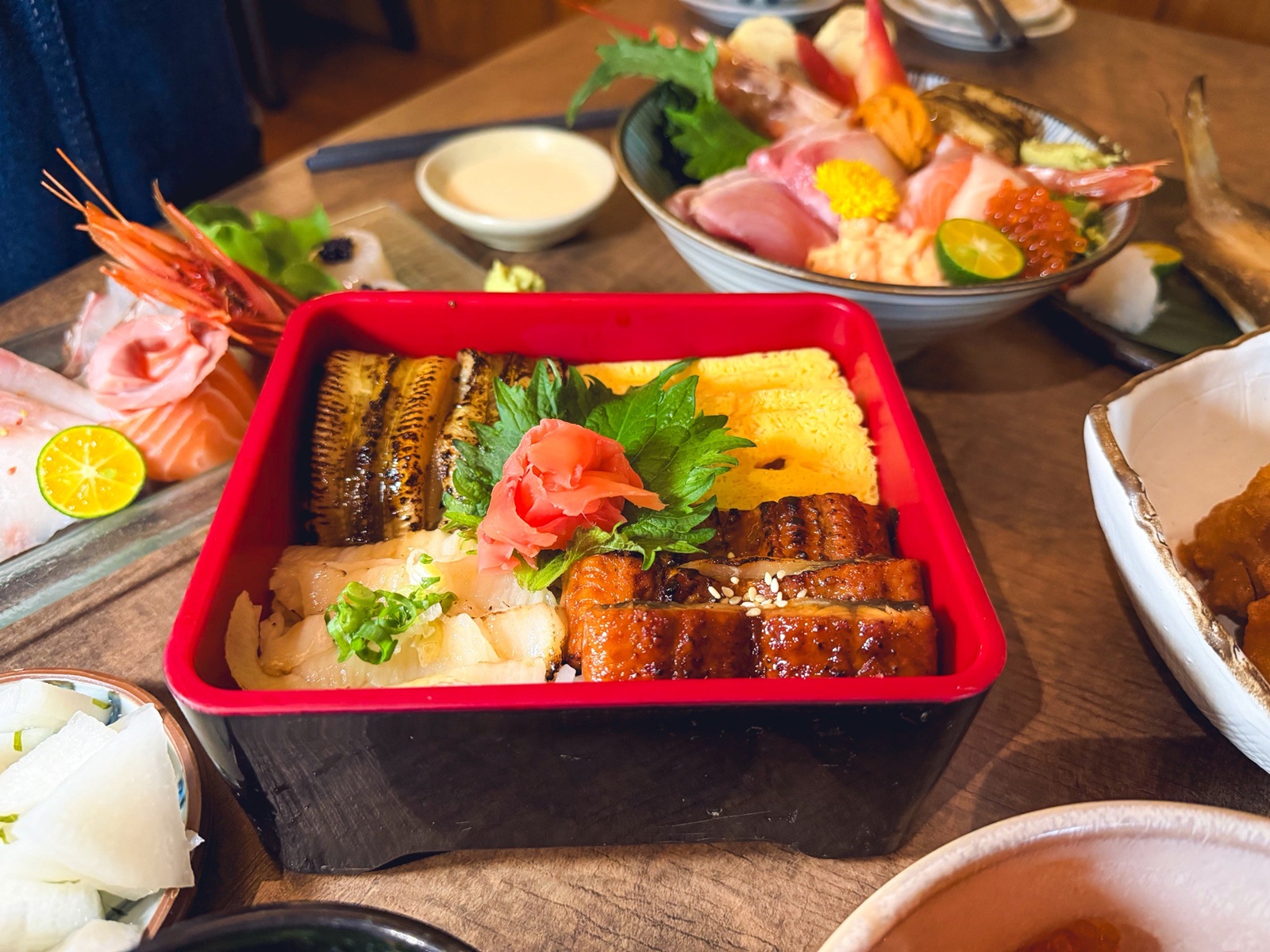 新北美食》終於衷魚，新莊巷弄內超人氣日式丼飯，滿滿生魚片太犯規，濃厚昭和復古風情！