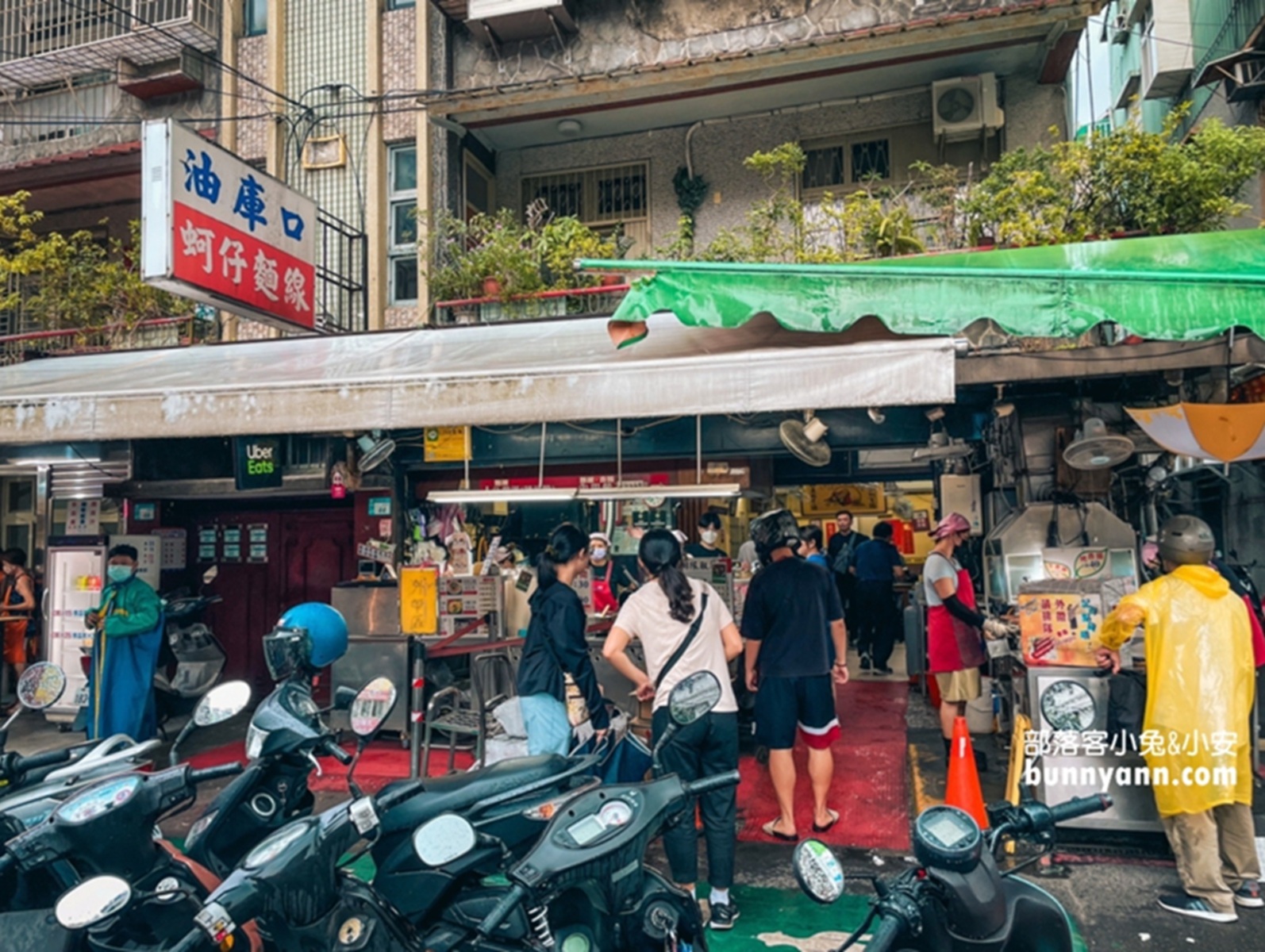 板橋【油庫口蚵仔麵線】排隊20分鐘小吃店，香腸和蚵仔麵線每樣都好吃!