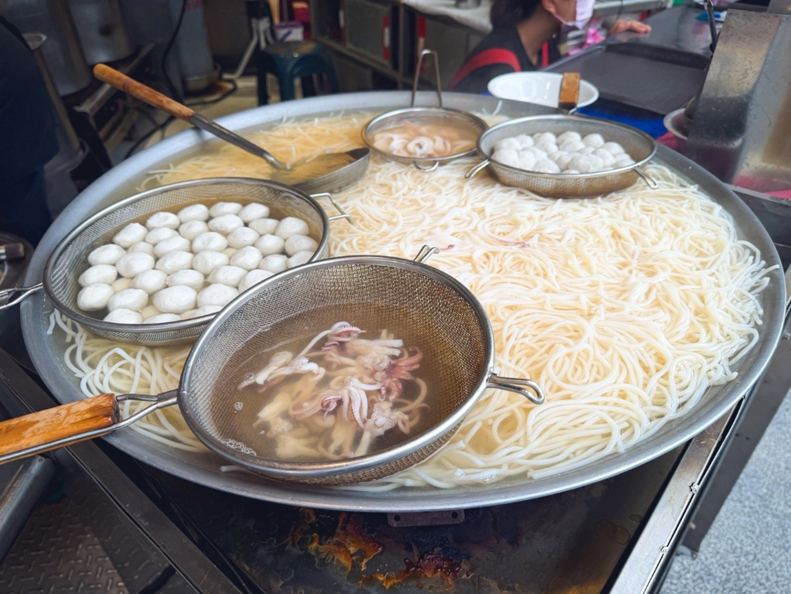 台南【邱家小卷米粉】新鮮小卷入口，谷歌評價４顆星，留言六千則排隊美食