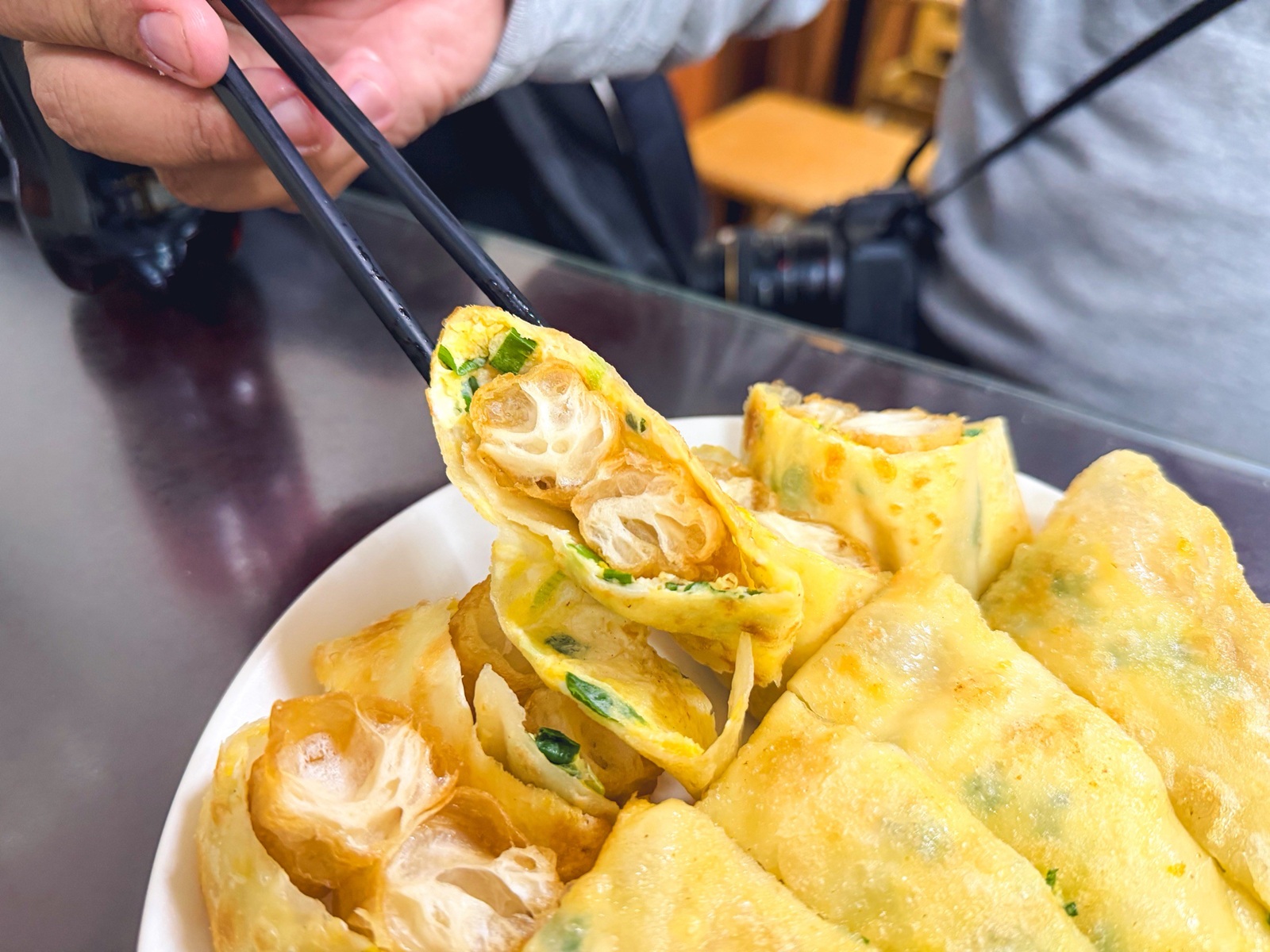 新竹阿婆早餐麵店，現桿雙黃油條蛋餅超巨大，川味抄手麵也是必點，CP值爆表！