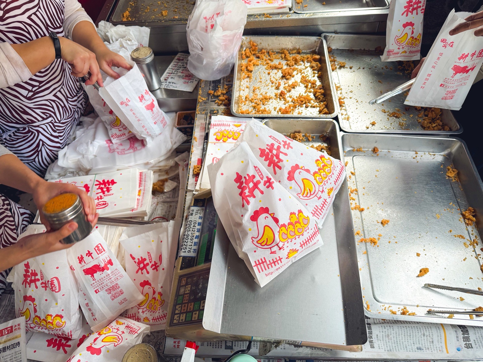 苗栗傳說中的秒殺炸雞！苑裡菜市場炸雞，市場內的人氣傳奇，大家手速都沒在客氣的。