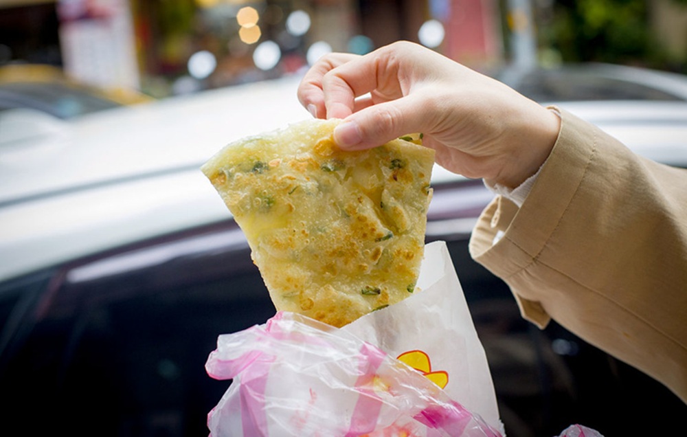 台北士林【忠誠山東葱油餅】天母必吃排隊美食，酥脆厚餅太銷魂，此燈亮有餅快搶！
