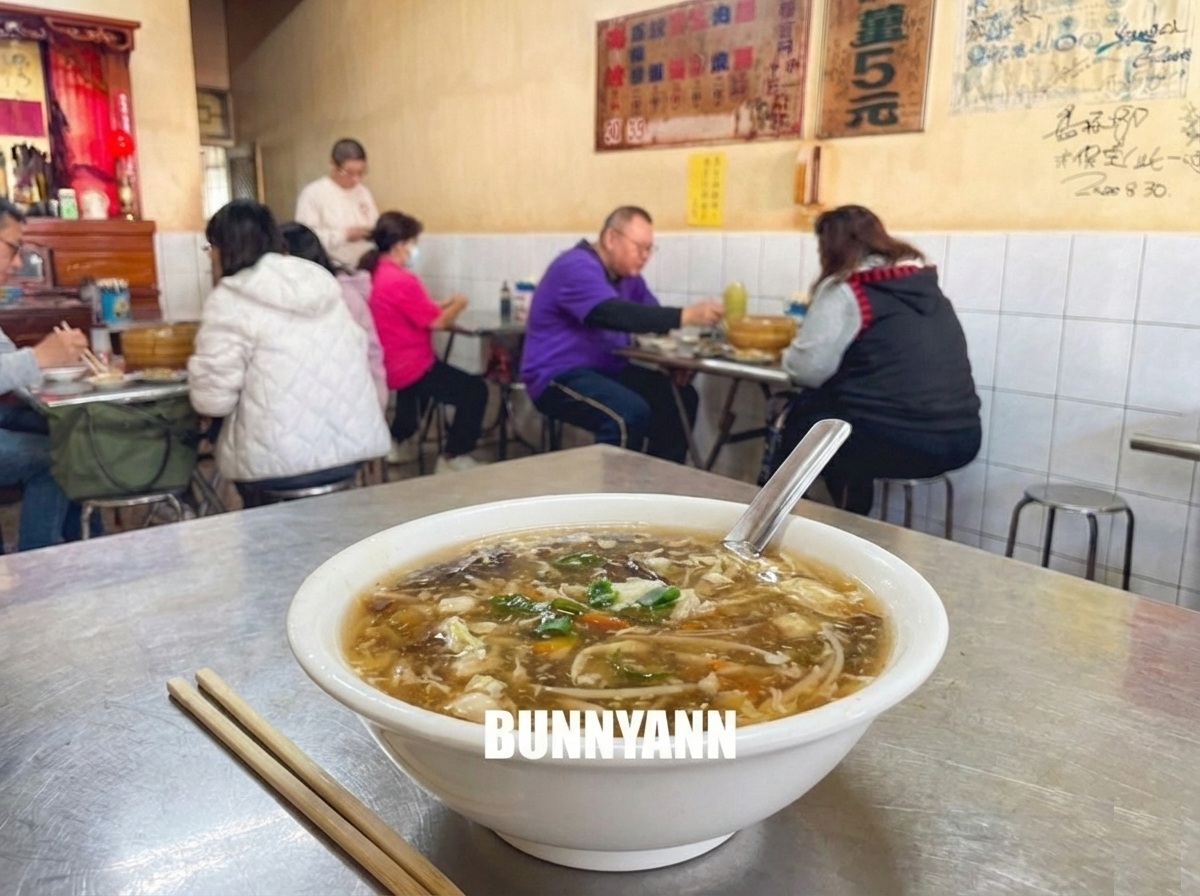 新港美食【陳氏姊妹蒸餃】現包現蒸一籠50元皮薄餡多，酸辣湯整鍋滿滿料超霸氣！