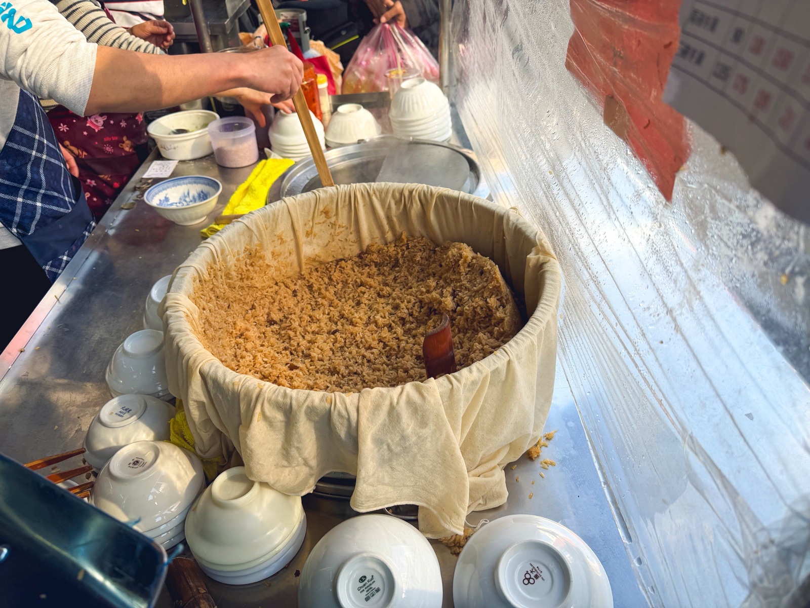 三重美食「阿田油飯」這碗被辣泡菜耽誤的超強油飯，沒早起排隊吃不到！