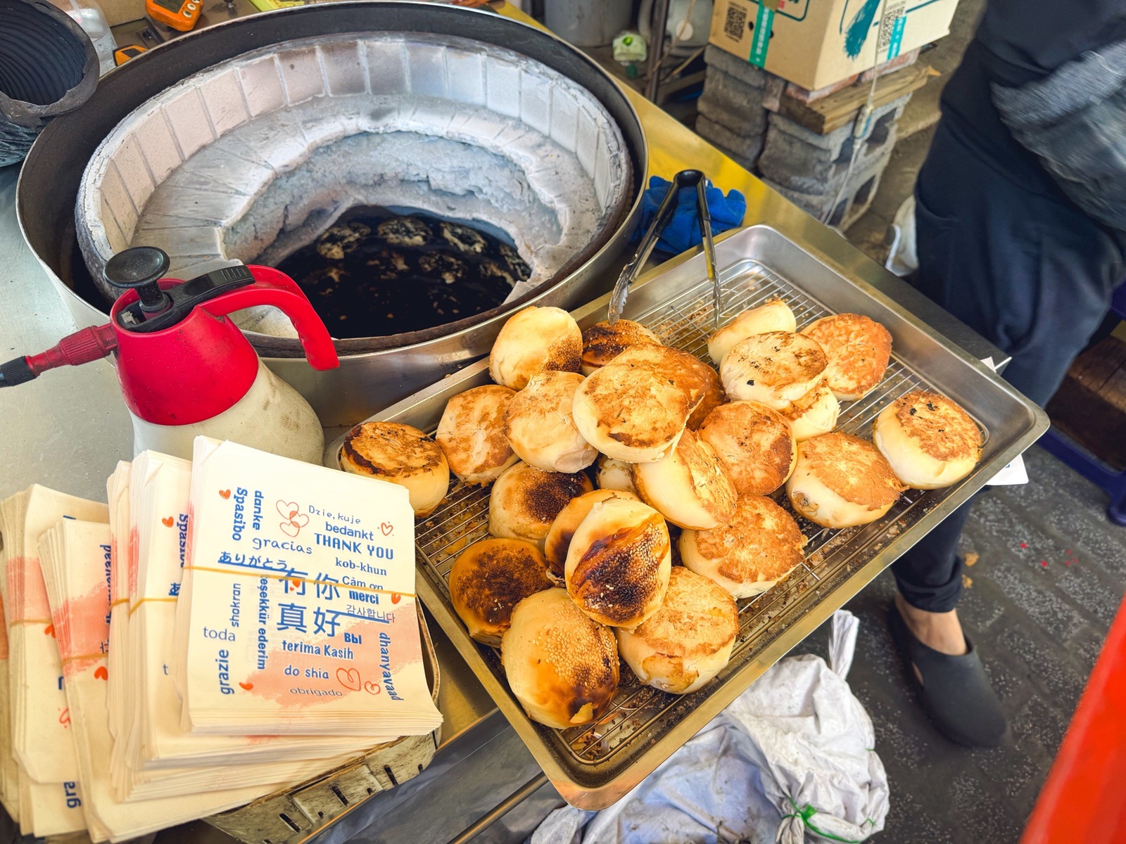 台北美食「黑老闆胡椒餅」伊通街排隊點心，現包炭烤金黃酥脆，爆汁肉餡超銷魂！