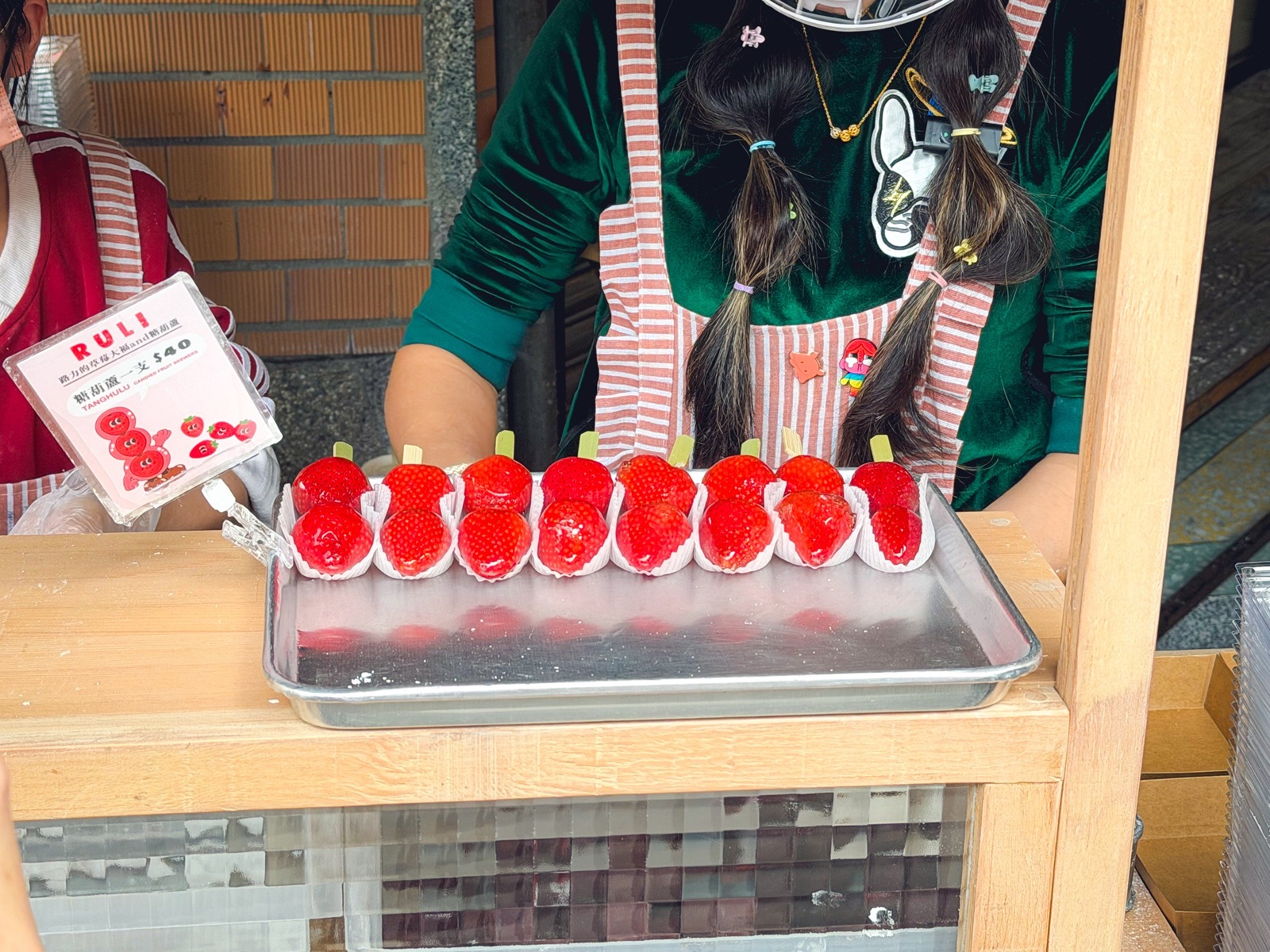 迪化街最強「路力草莓大福」，現點現包超誘人，還有脆口草莓糖葫蘆必吃！