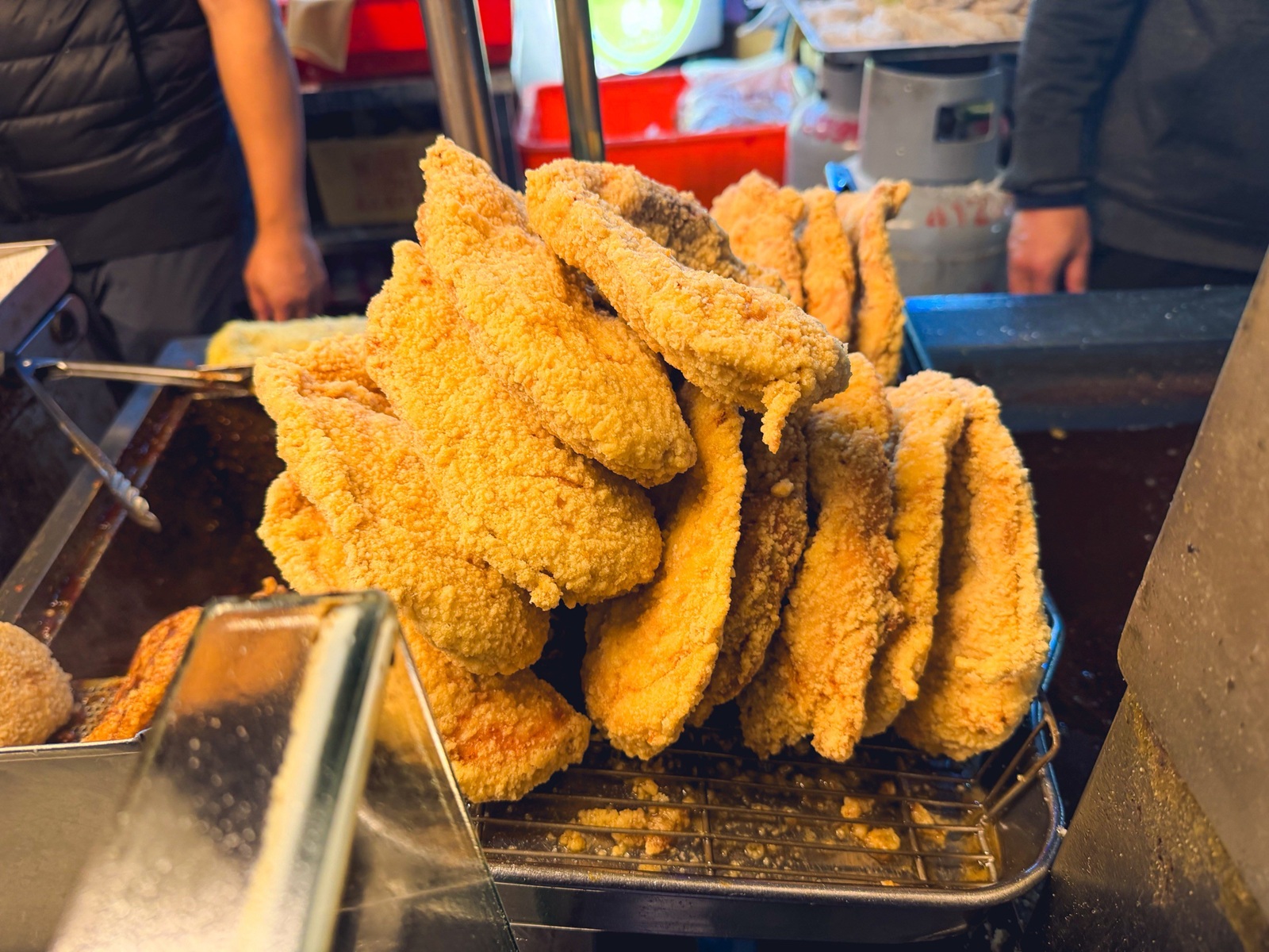 台北士林最強排隊王！家鄉碳烤雞排，先炸後烤多汁誘人，士林夜市必吃清單！