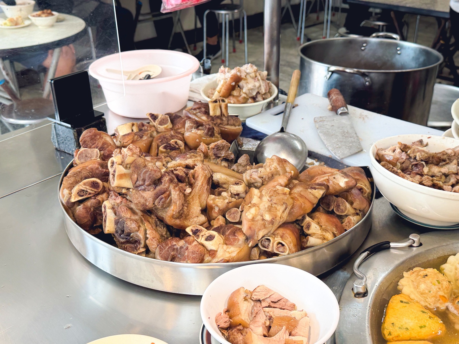 歸綏街當歸豬腳老店，大稻埕飄香老滋味，Q彈豬腳配關東煮太銷魂！