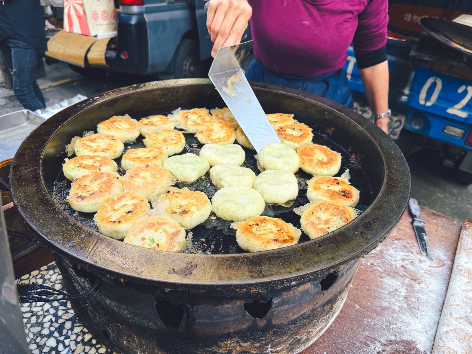 台北美食「立法院生煎包」，一顆15元滿滿清甜高麗菜，巷弄內不起眼的藍色發財車，排隊人潮沒停過！