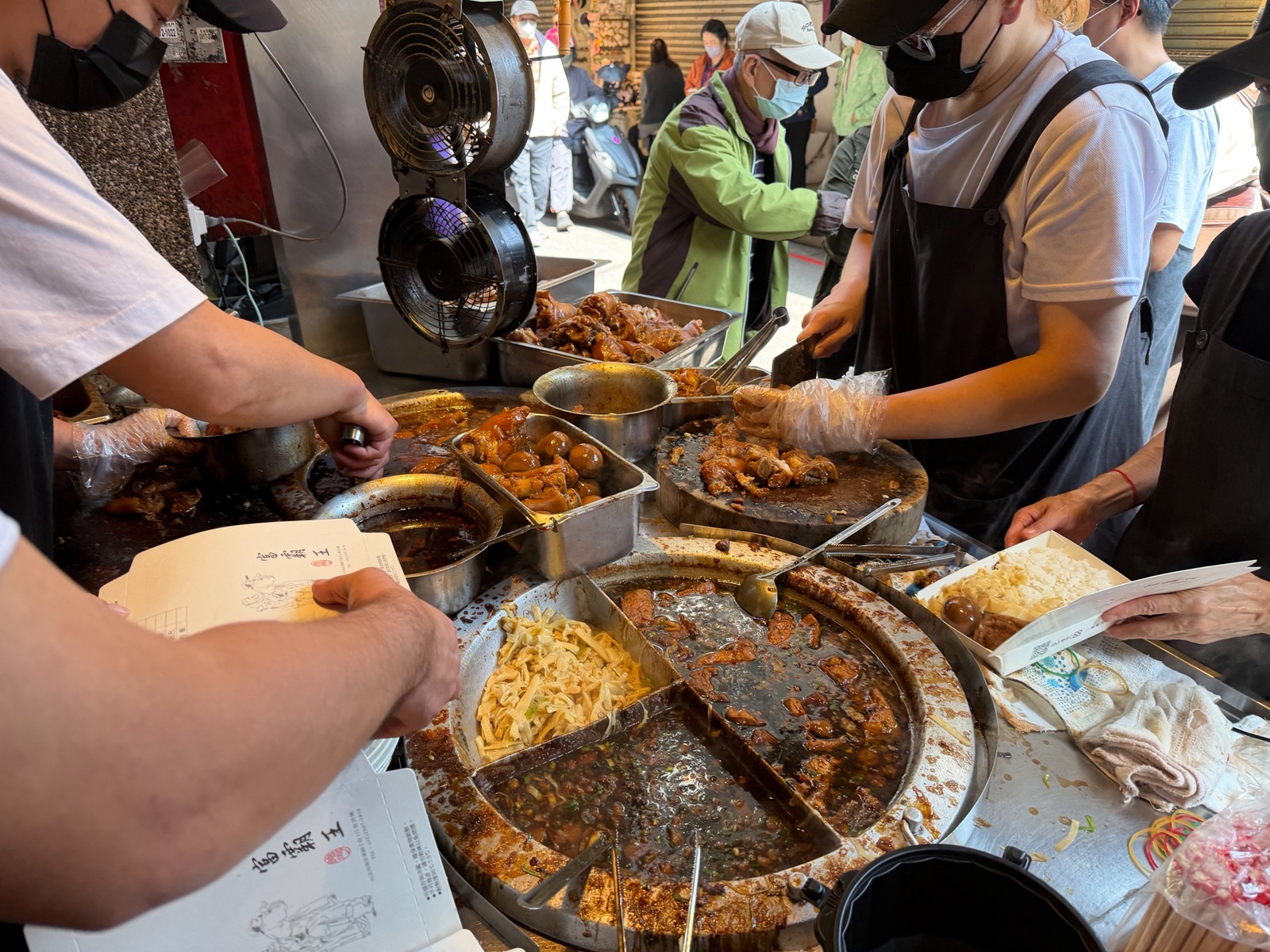台北四平街美食「富霸王豬腳」，天天排隊的米其林級美味，黑金滷汁膠質滿滿太銷魂！