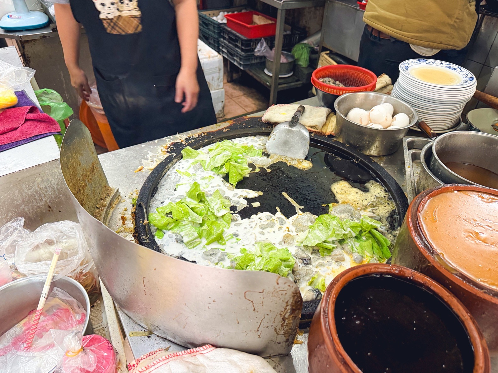 基隆「遠東蚵仔煎」在地人私藏名單，蚵仔大顆又鮮甜，蝦仁炒飯竟然也是隱藏版必點！