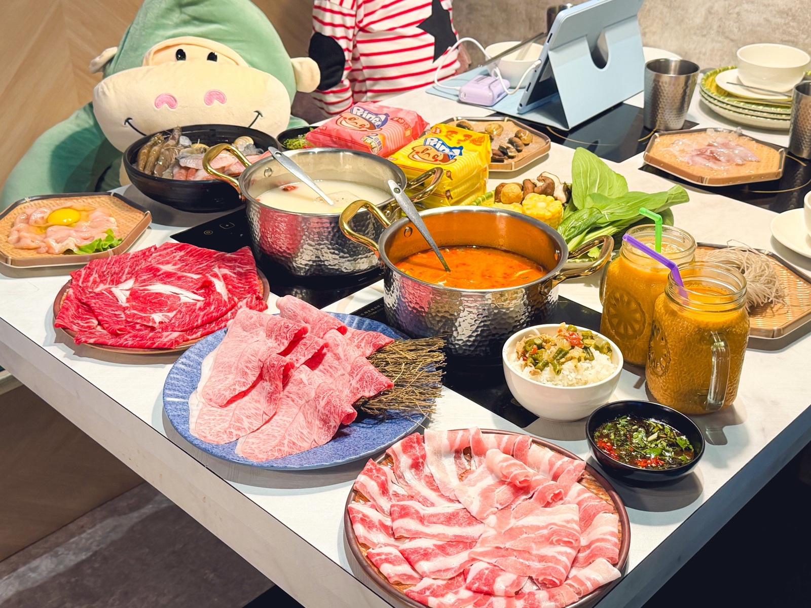 土城火鍋【鍋泰暖南洋火鍋】MAMA麵、泰奶無限暢飲，還有豐盛蔬菜吧吃到飽，讓人一吃再吃