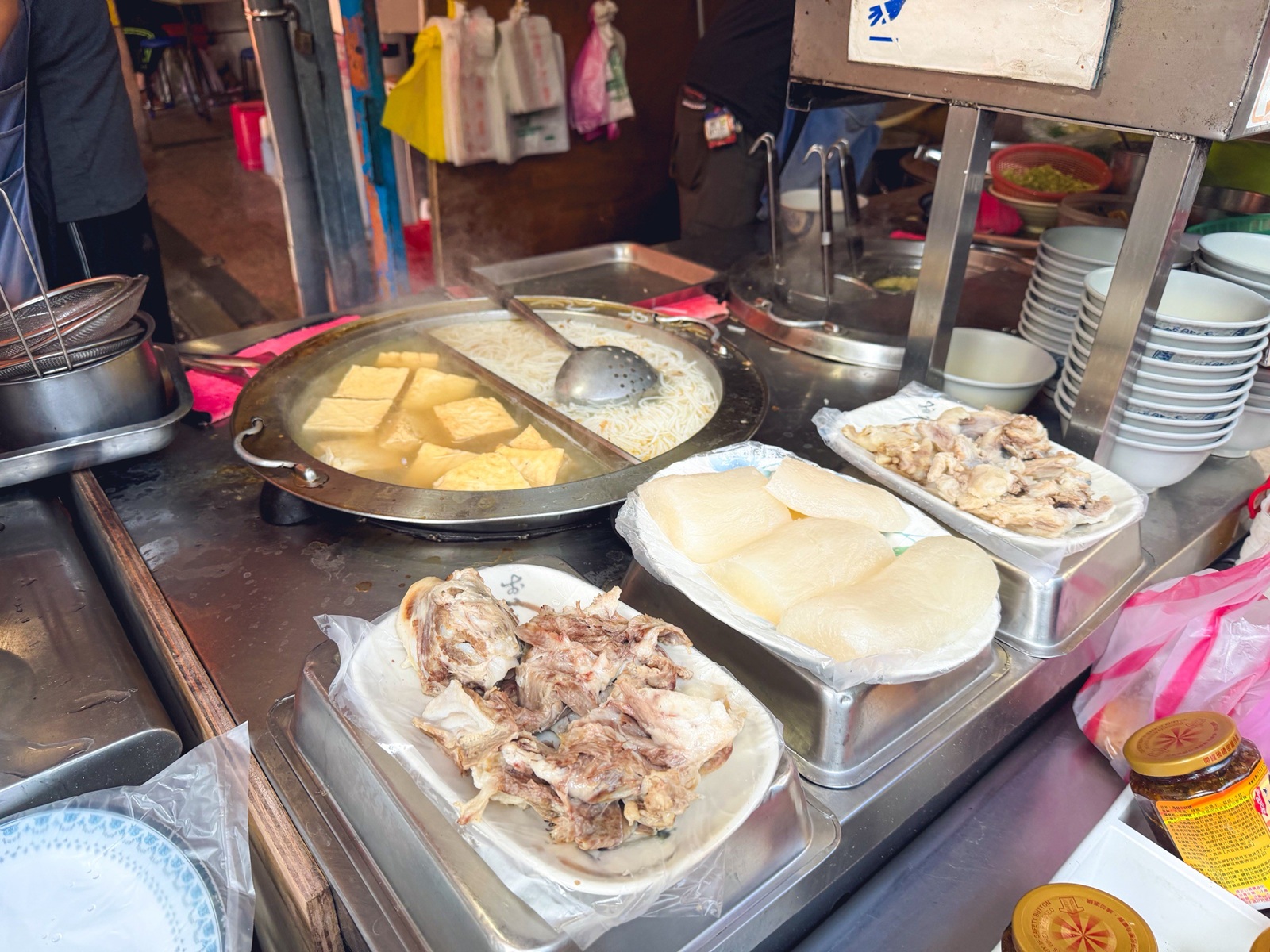 三重最強早午餐！「麗紅米粉湯」大同南路市場隱藏版，滿滿一桌黑白切與Q彈糯米腸CP值超高！ @小兔小安*旅遊札記