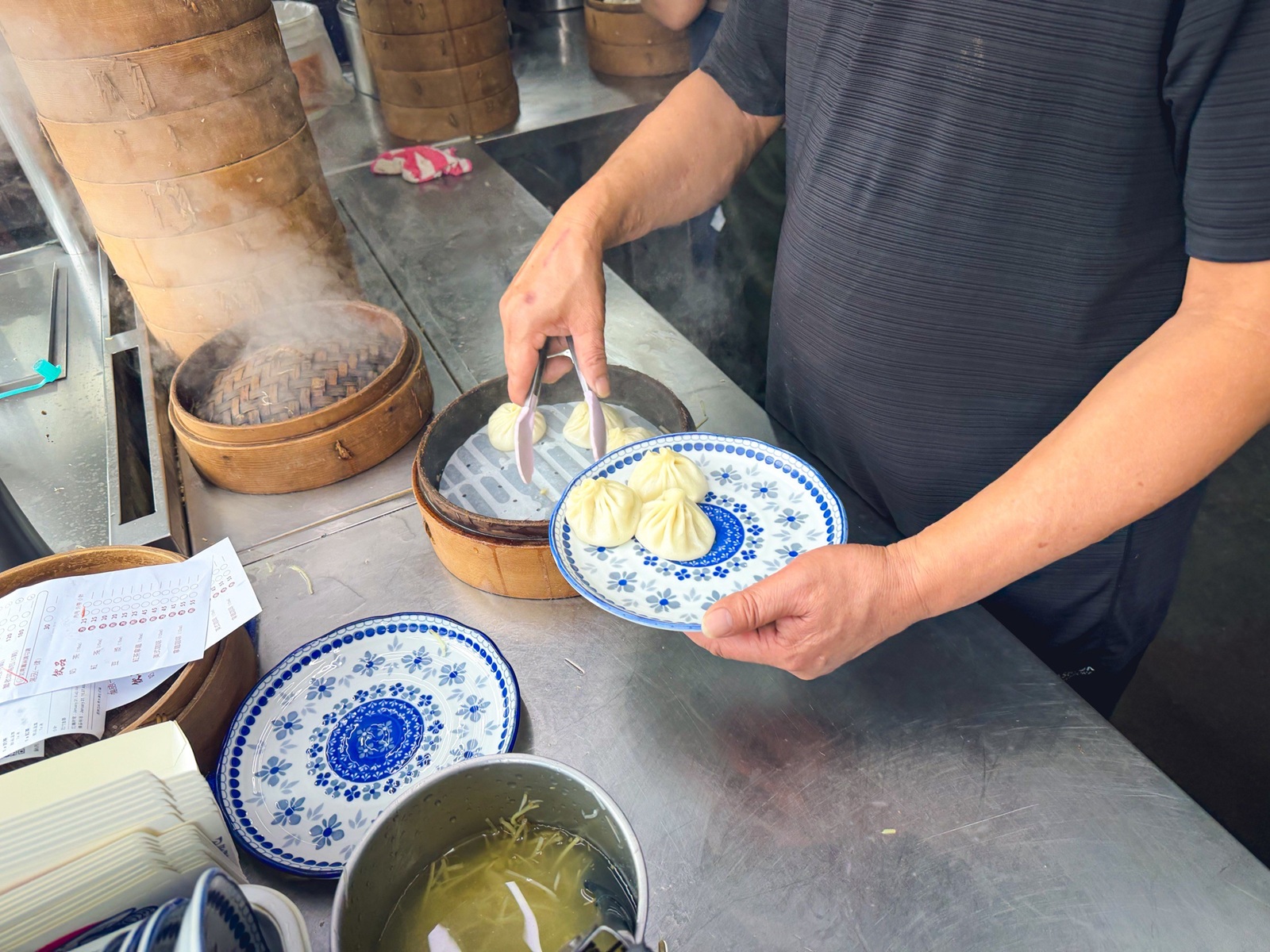 彰化最強美食！秀水湯包，爆漿湯汁像瀑布，在地排隊傳奇太狂了！