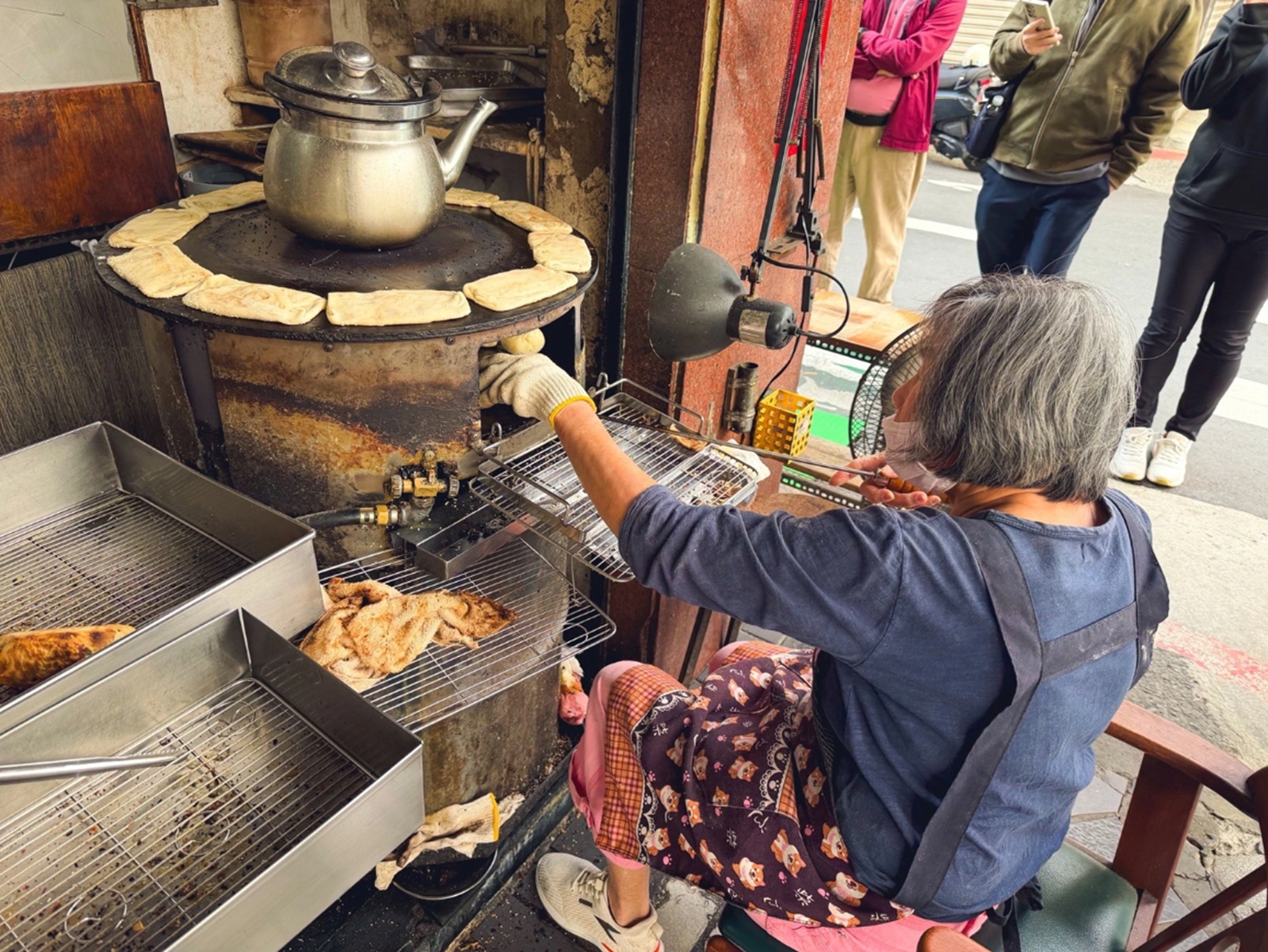你應該不知道這間青島豆漿店，必點焦香肉餅與韭菜盒超強大