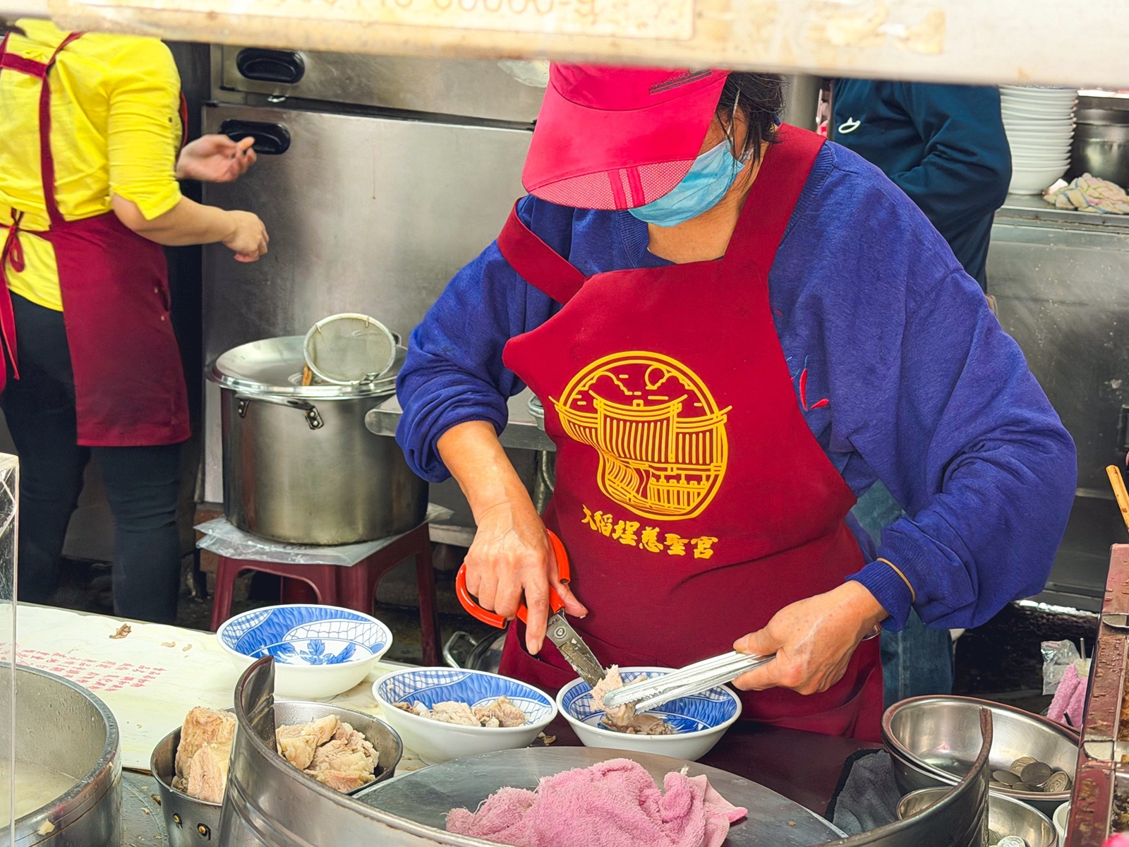 台北美食【江家原汁排骨湯】大稻埕慈聖宮大樹下最正宗台式早午餐，肉大塊湯頭超清甜！