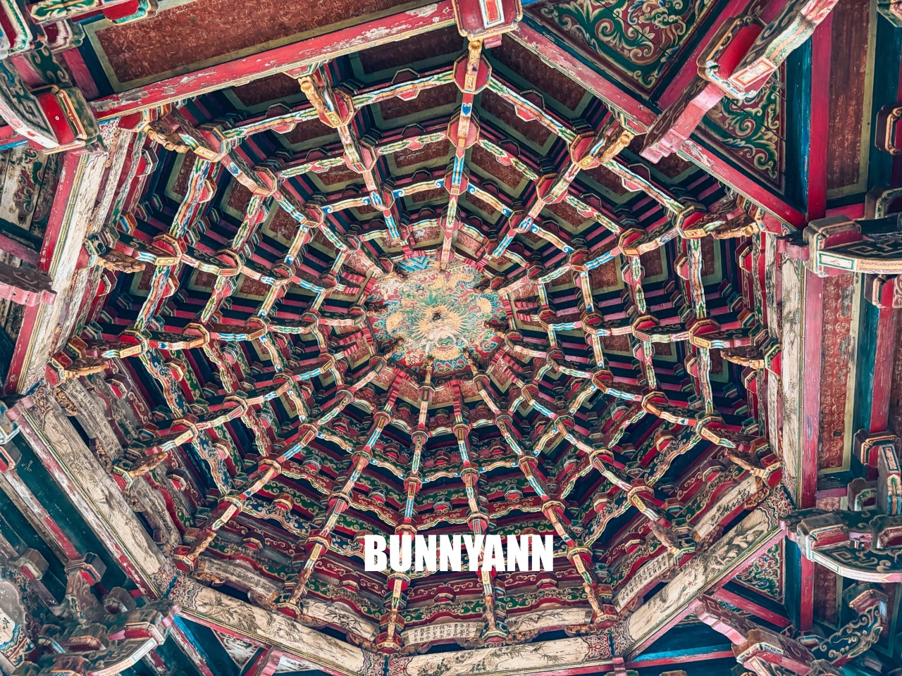 很多人不知道,是最美古蹟寺廟,園區匠心雕刻場景真美,水塘花園也是主打