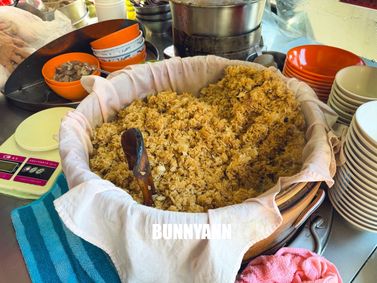 三重老牌油飯四神湯(大姊店)，飄香50年在地早餐，油飯配滿滿腸子冬粉湯超滿足！