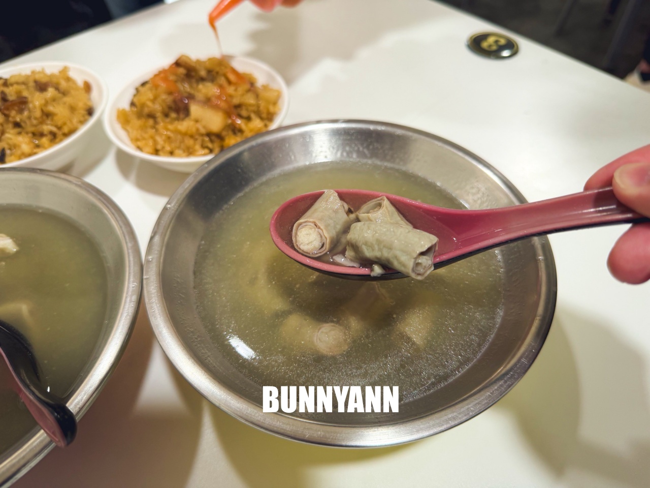 三重老牌油飯四神湯(大姊店)，飄香50年在地早餐，油飯配滿滿腸子冬粉湯超滿足！