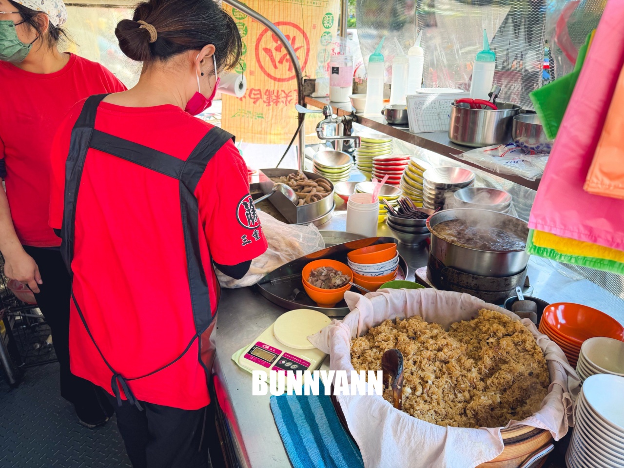 三重老牌油飯四神湯(大姊店)，飄香50年在地早餐，油飯配滿滿腸子冬粉湯超滿足！