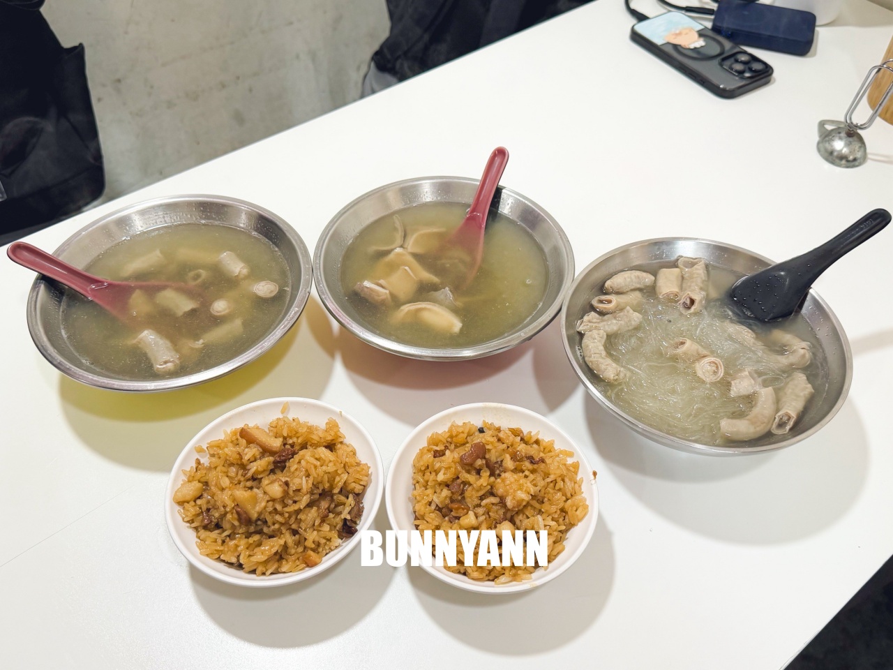 三重老牌油飯四神湯(大姊店)，飄香50年在地早餐，油飯配滿滿腸子冬粉湯超滿足！