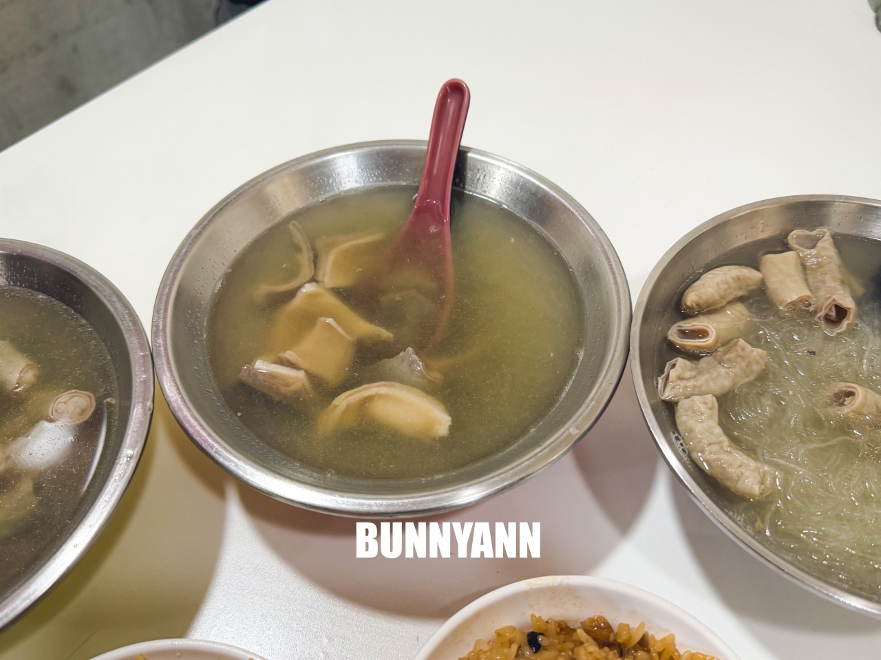 三重老牌油飯四神湯(大姊店)，飄香50年在地早餐，油飯配滿滿腸子冬粉湯超滿足！