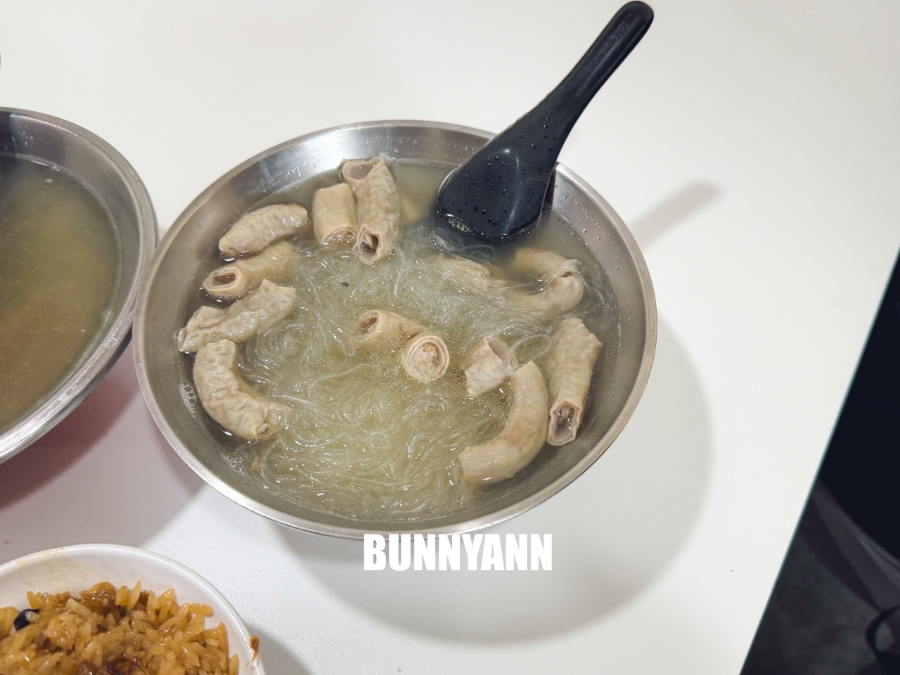 三重老牌油飯四神湯(大姊店)，飄香50年在地早餐，油飯配滿滿腸子冬粉湯超滿足！