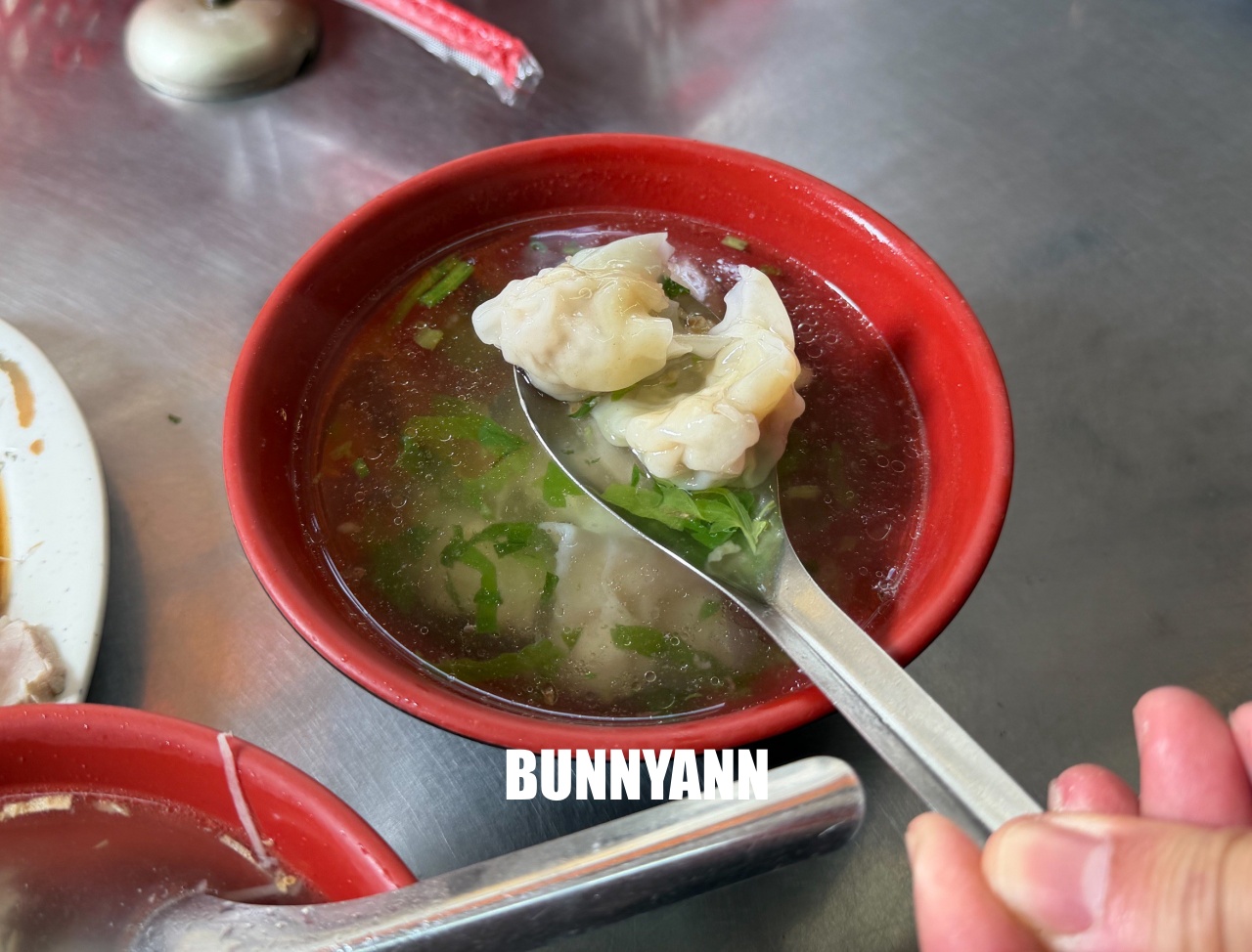 基隆美食「兩利餛飩大王」在地傳承三代，銅板價乾麵加餛飩湯超銷魂，這家隱藏版老店一定要收錄！