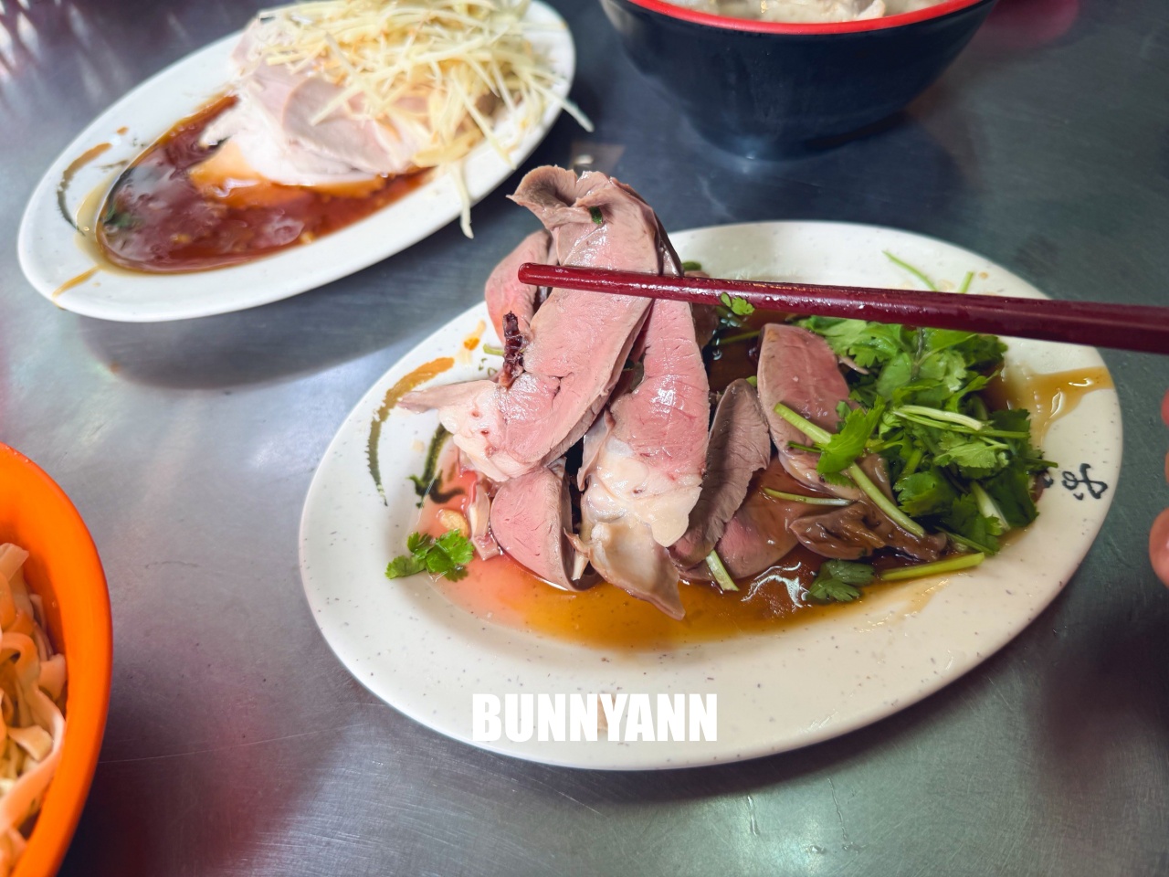 基隆美食「兩利餛飩大王」在地傳承三代，銅板價乾麵加餛飩湯超銷魂，這家隱藏版老店一定要收錄！