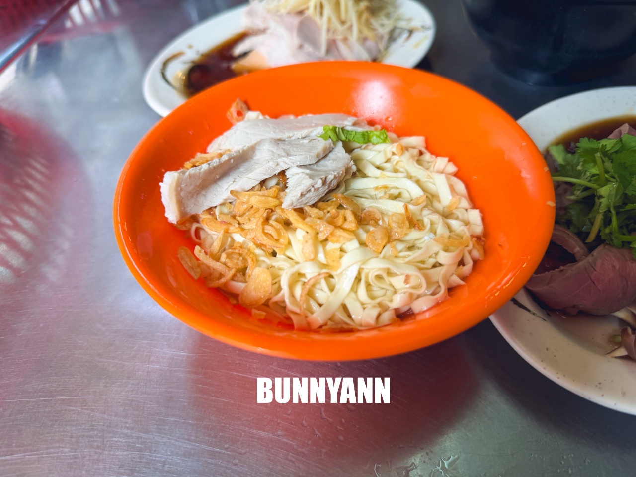 基隆美食「兩利餛飩大王」在地傳承三代，銅板價乾麵加餛飩湯超銷魂，這家隱藏版老店一定要收錄！