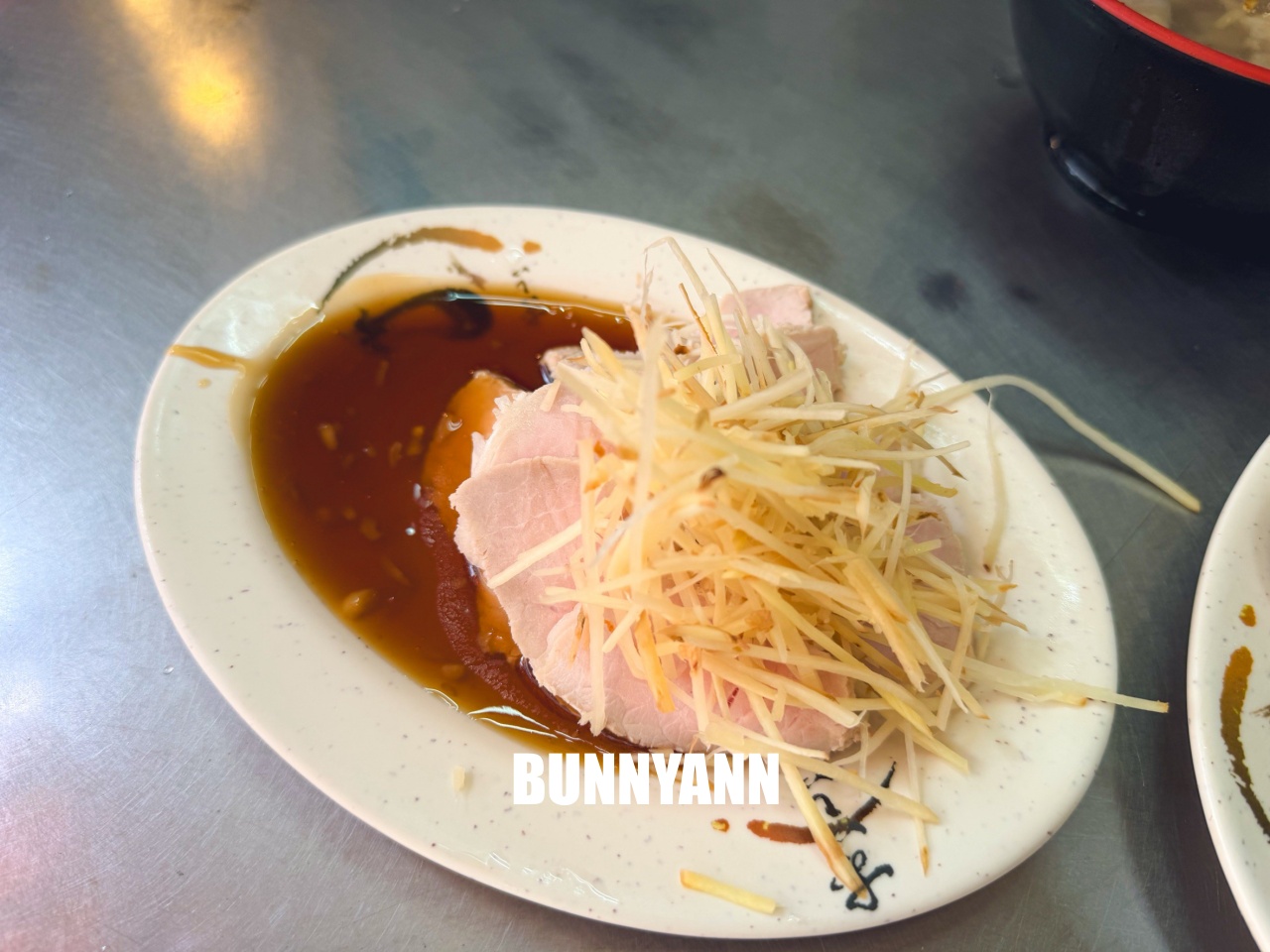 基隆美食「兩利餛飩大王」在地傳承三代，銅板價乾麵加餛飩湯超銷魂，這家隱藏版老店一定要收錄！