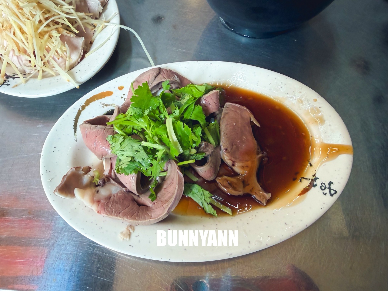 基隆美食「兩利餛飩大王」在地傳承三代，銅板價乾麵加餛飩湯超銷魂，這家隱藏版老店一定要收錄！