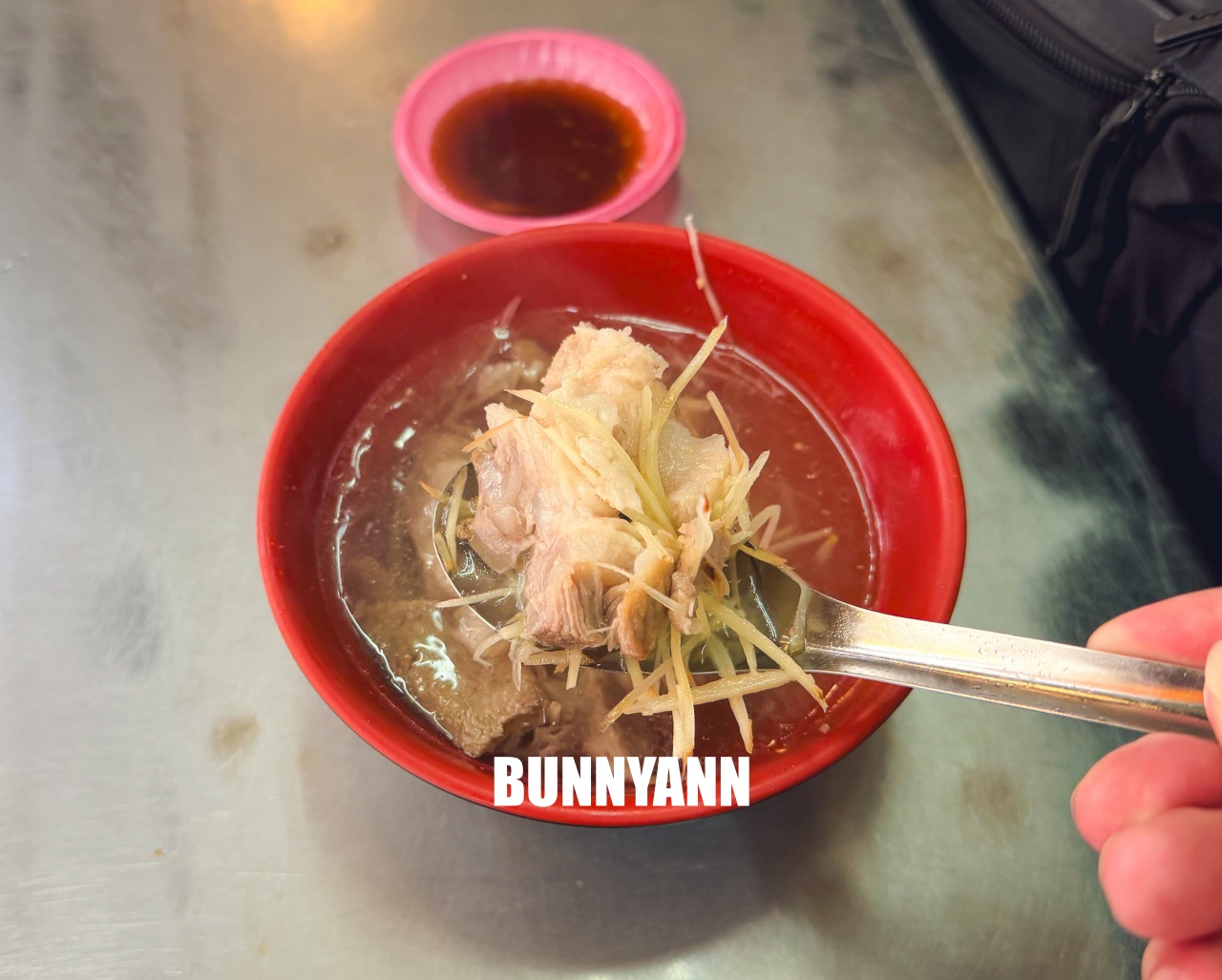 基隆美食「兩利餛飩大王」在地傳承三代，銅板價乾麵加餛飩湯超銷魂，這家隱藏版老店一定要收錄！